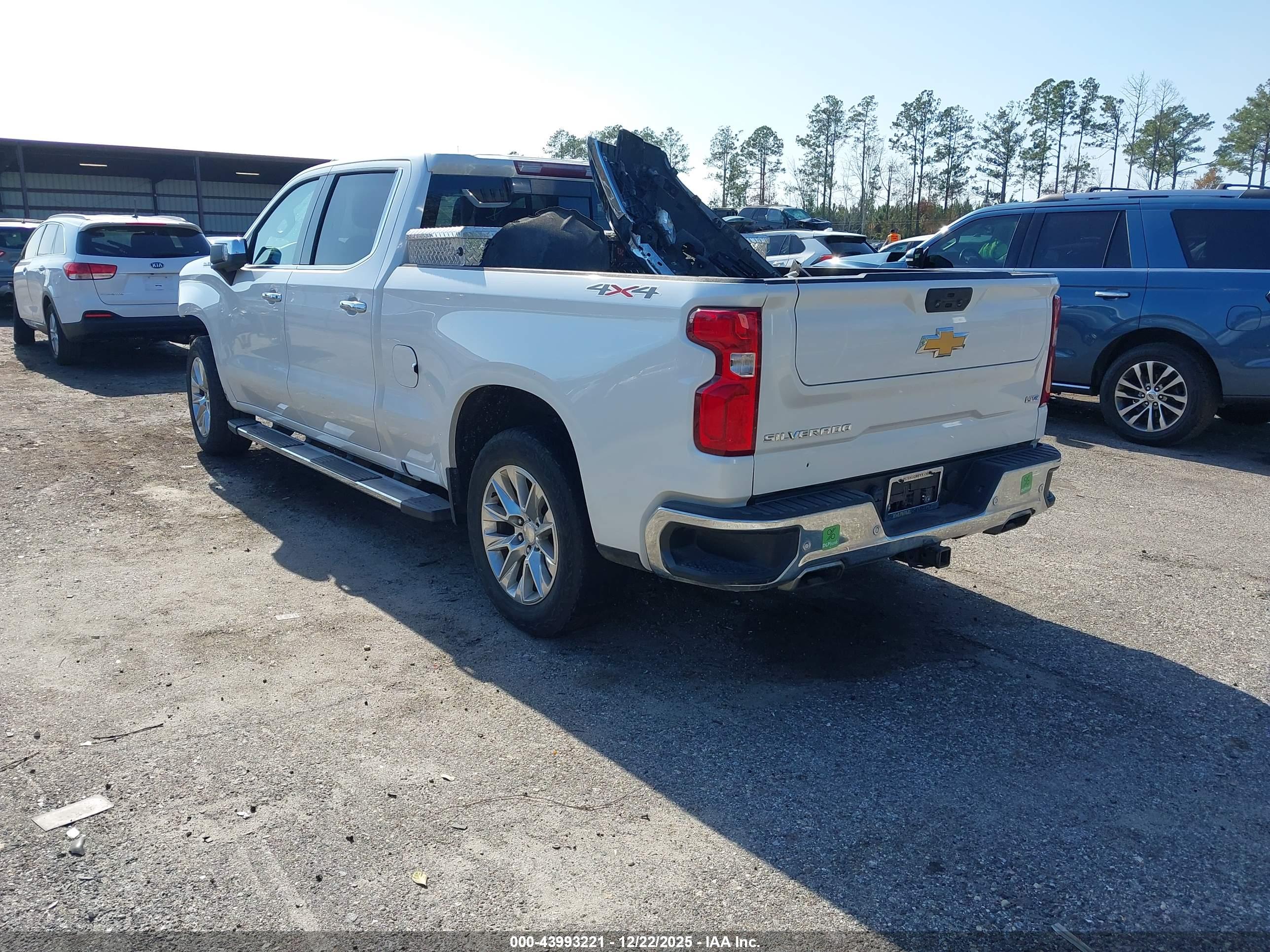 CHEVROLET SILVERADO image 3