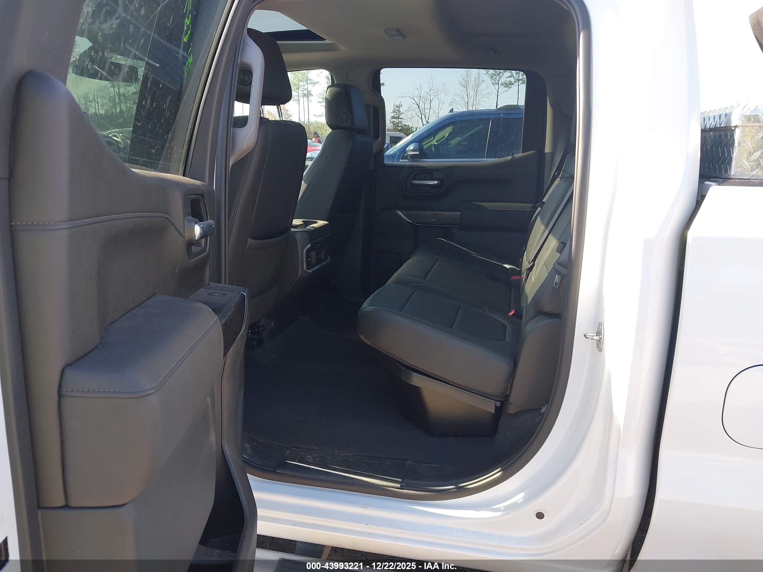 CHEVROLET SILVERADO image 8