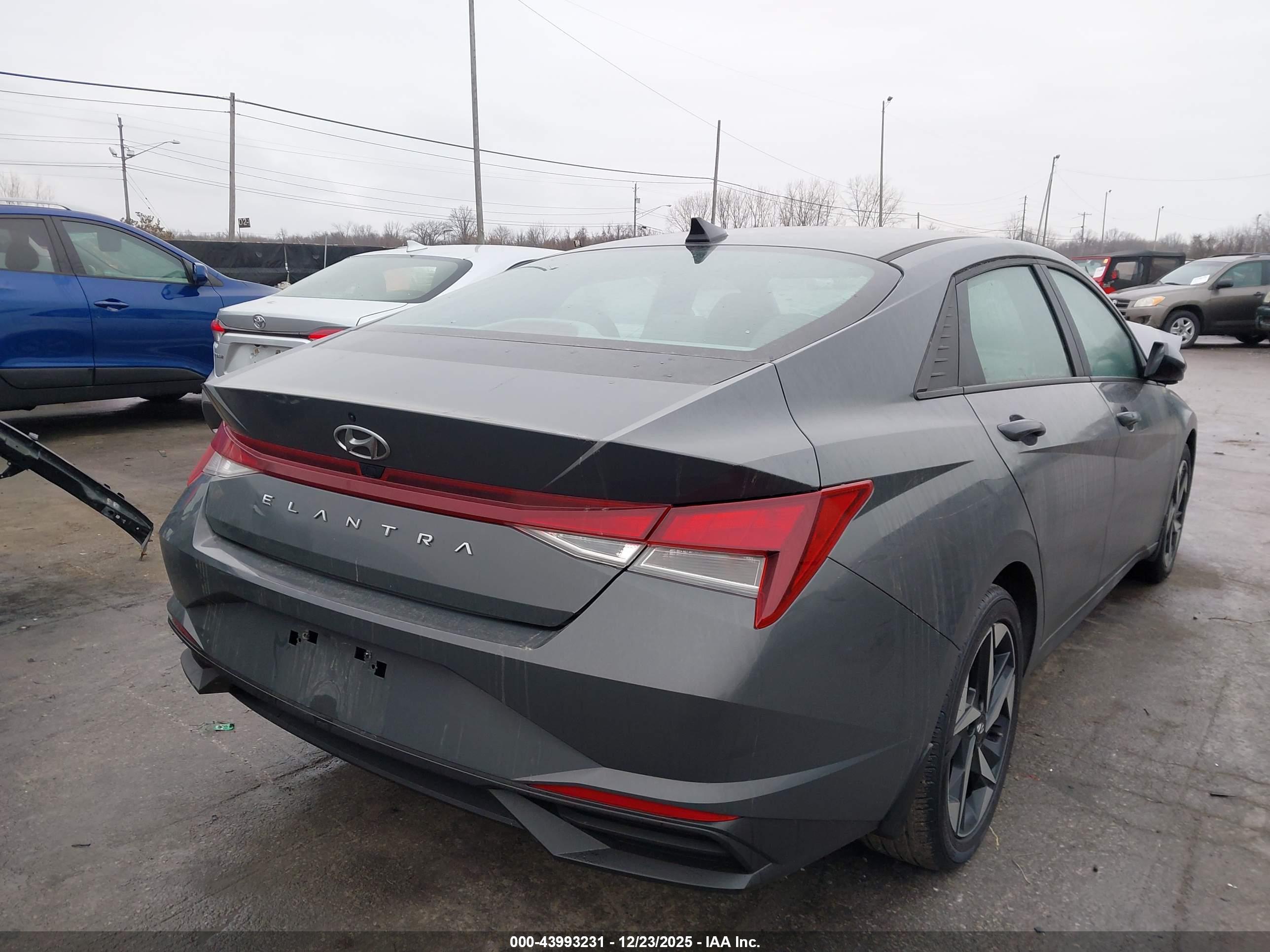 HYUNDAI ELANTRA image 4