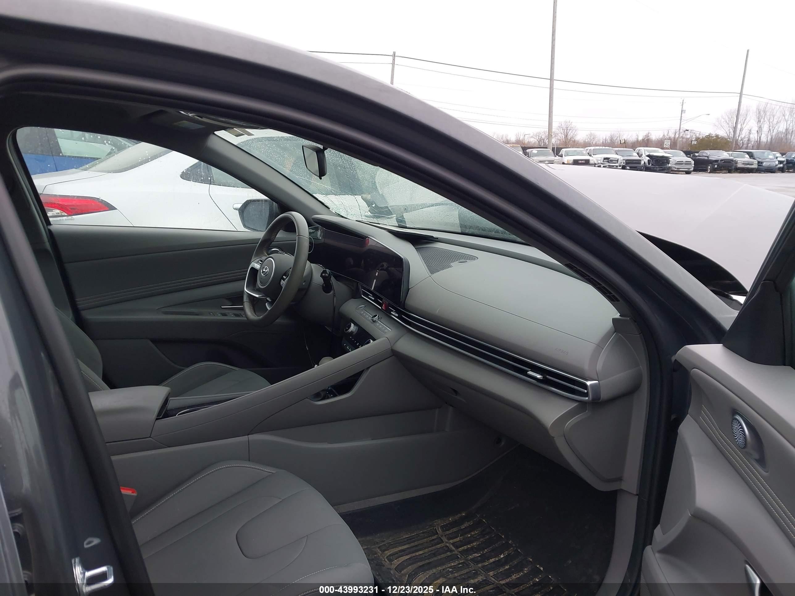 HYUNDAI ELANTRA image 5
