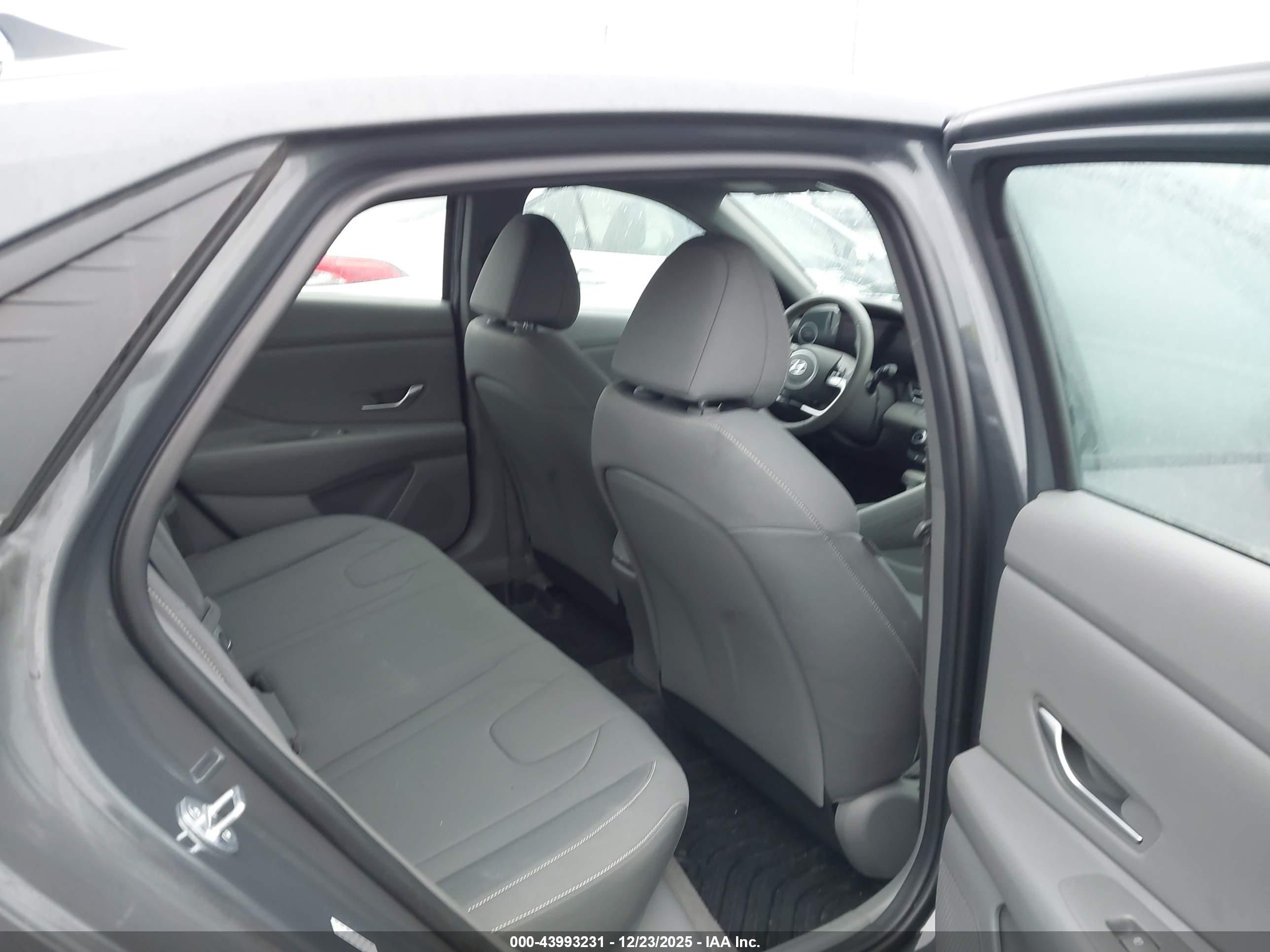 HYUNDAI ELANTRA image 8