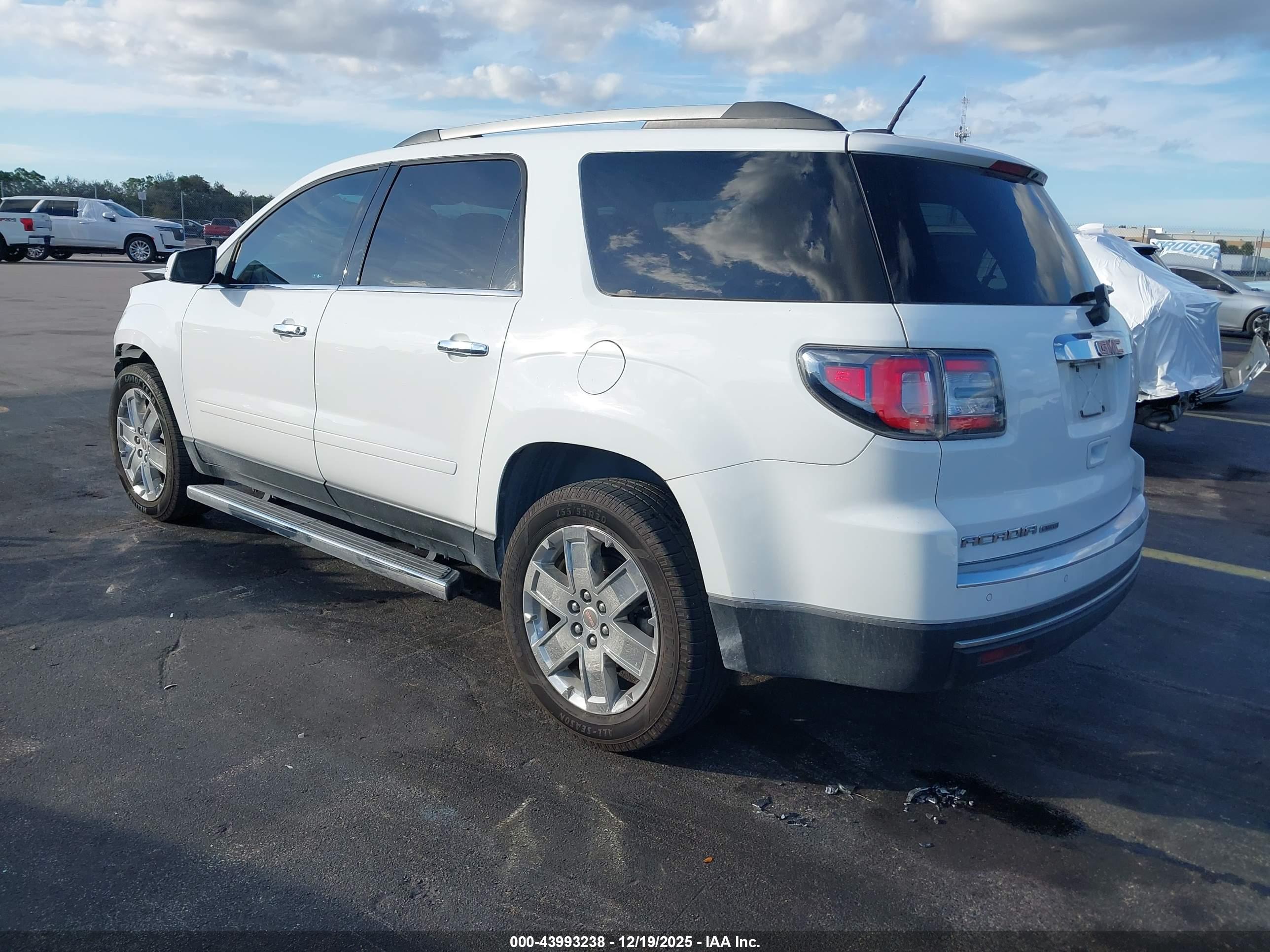 GMC ACADIA image 3