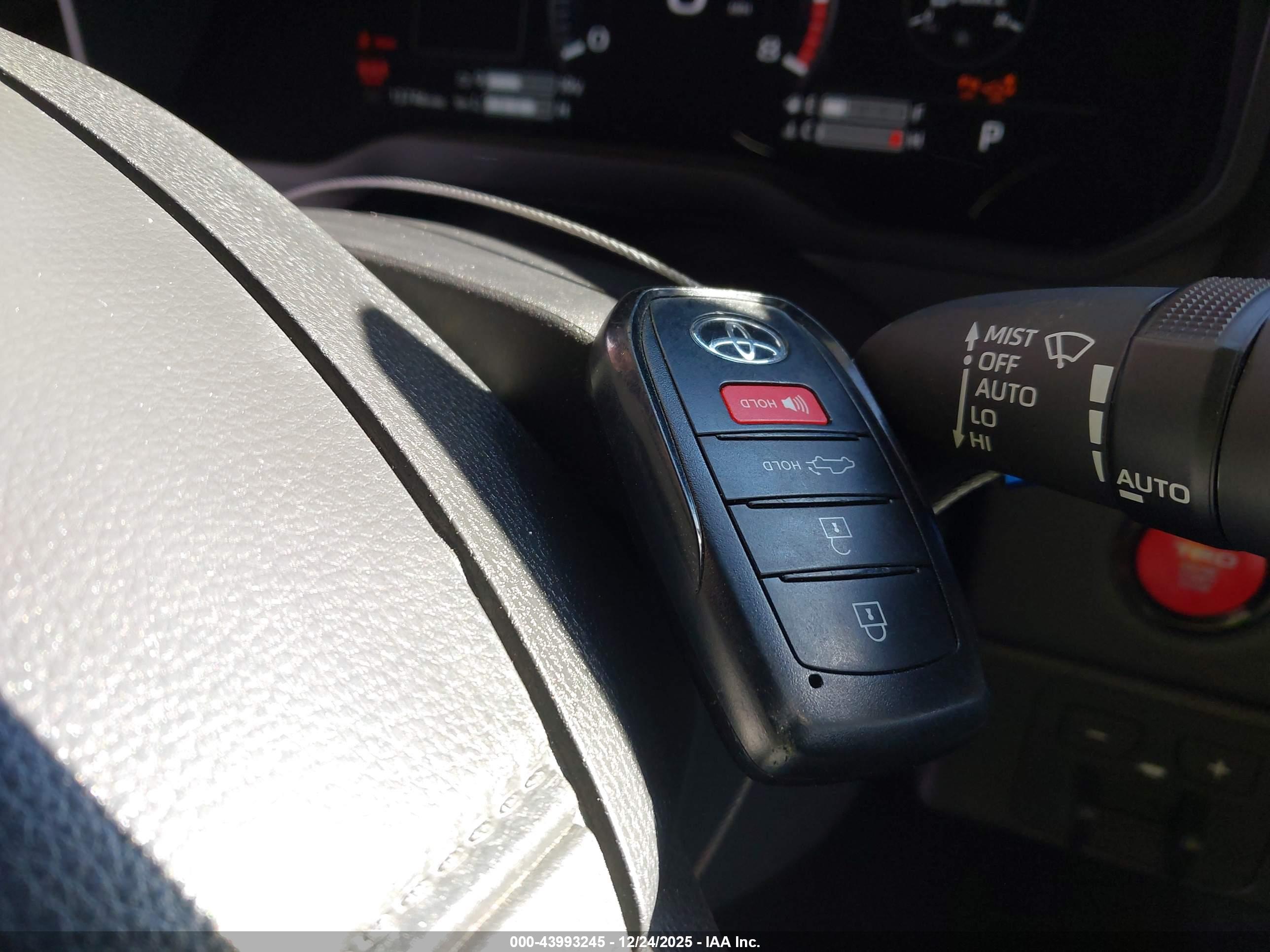 TOYOTA TUNDRA image 11