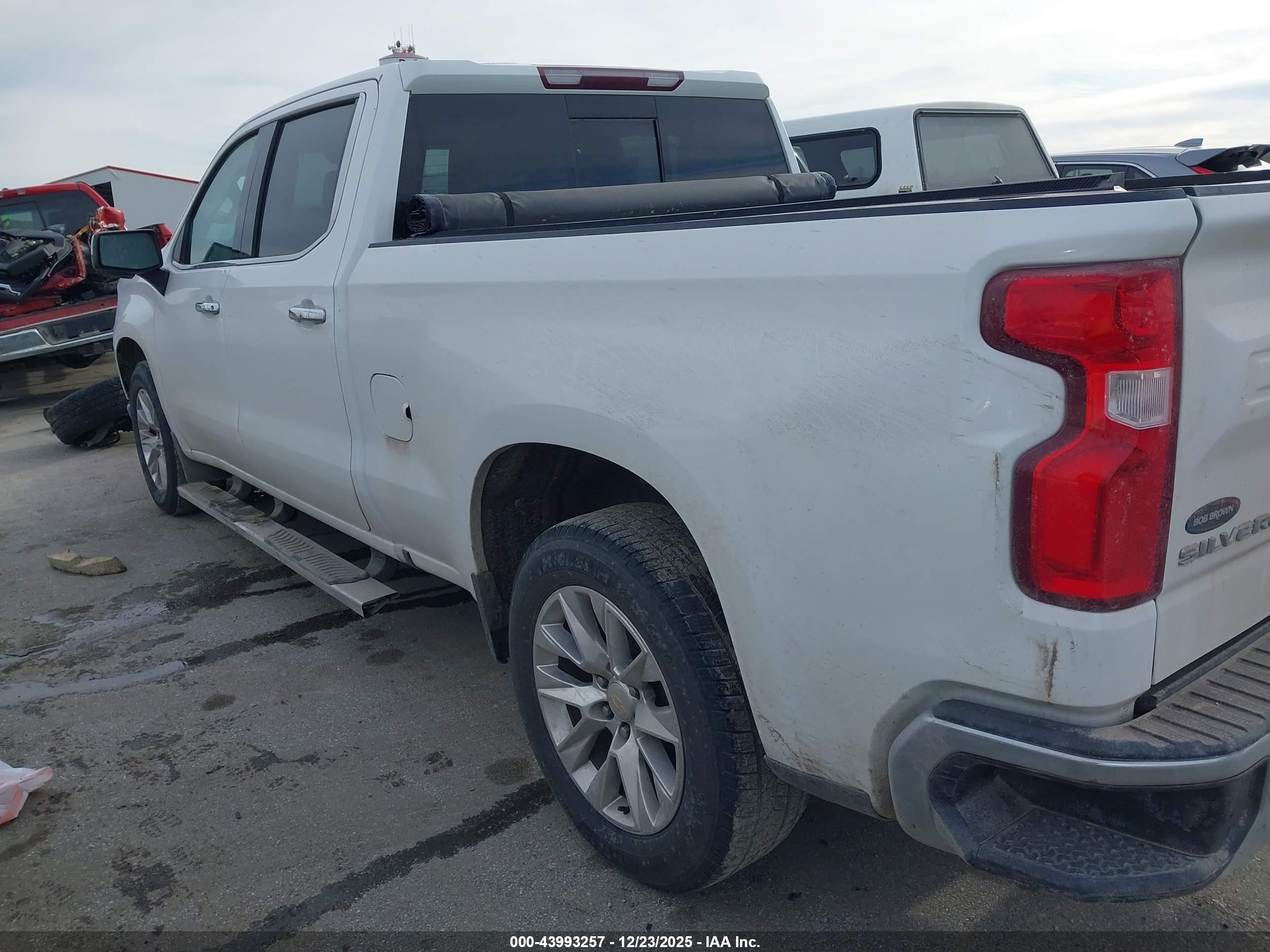 CHEVROLET SILVERADO image 3