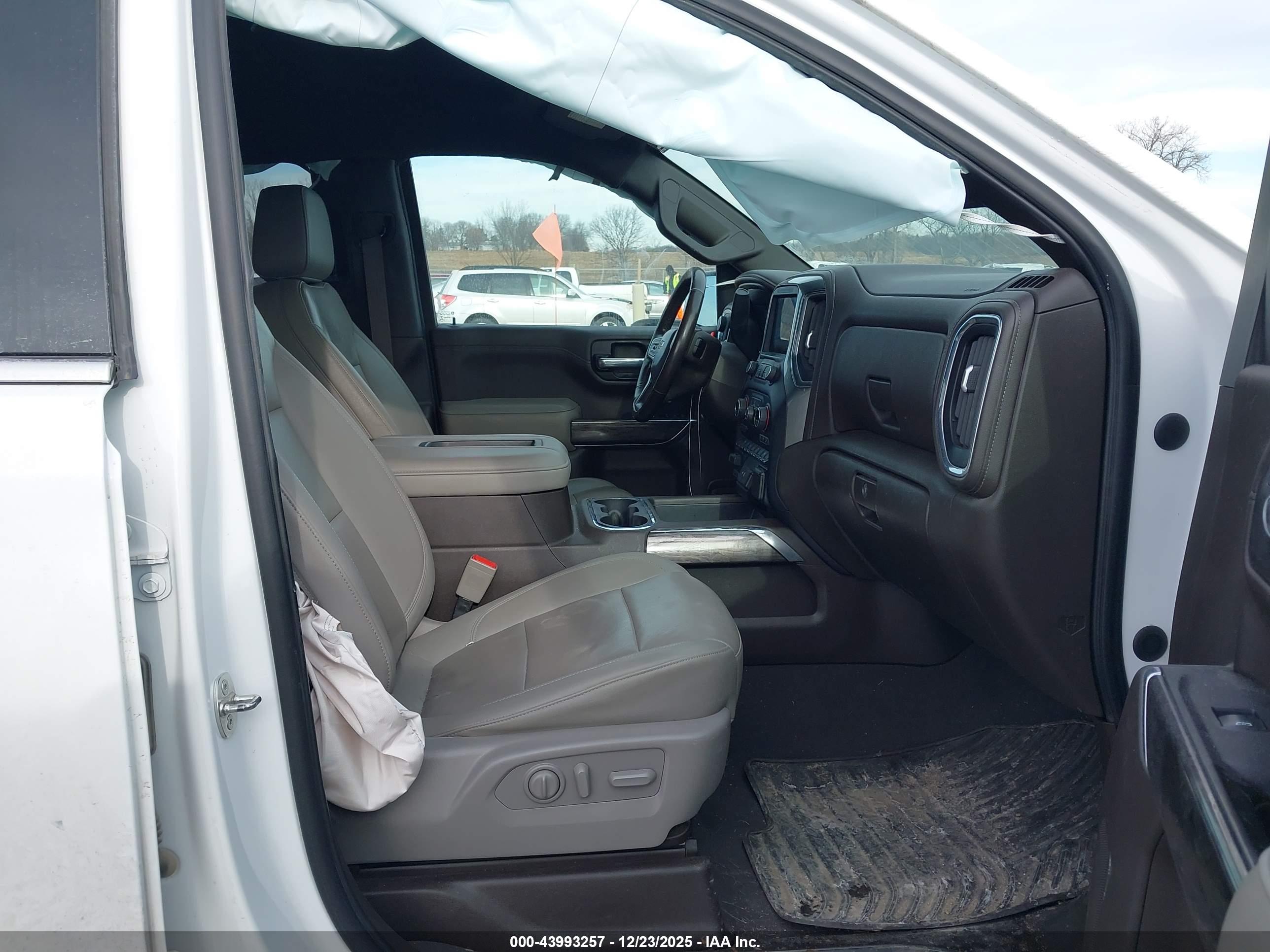 CHEVROLET SILVERADO image 5