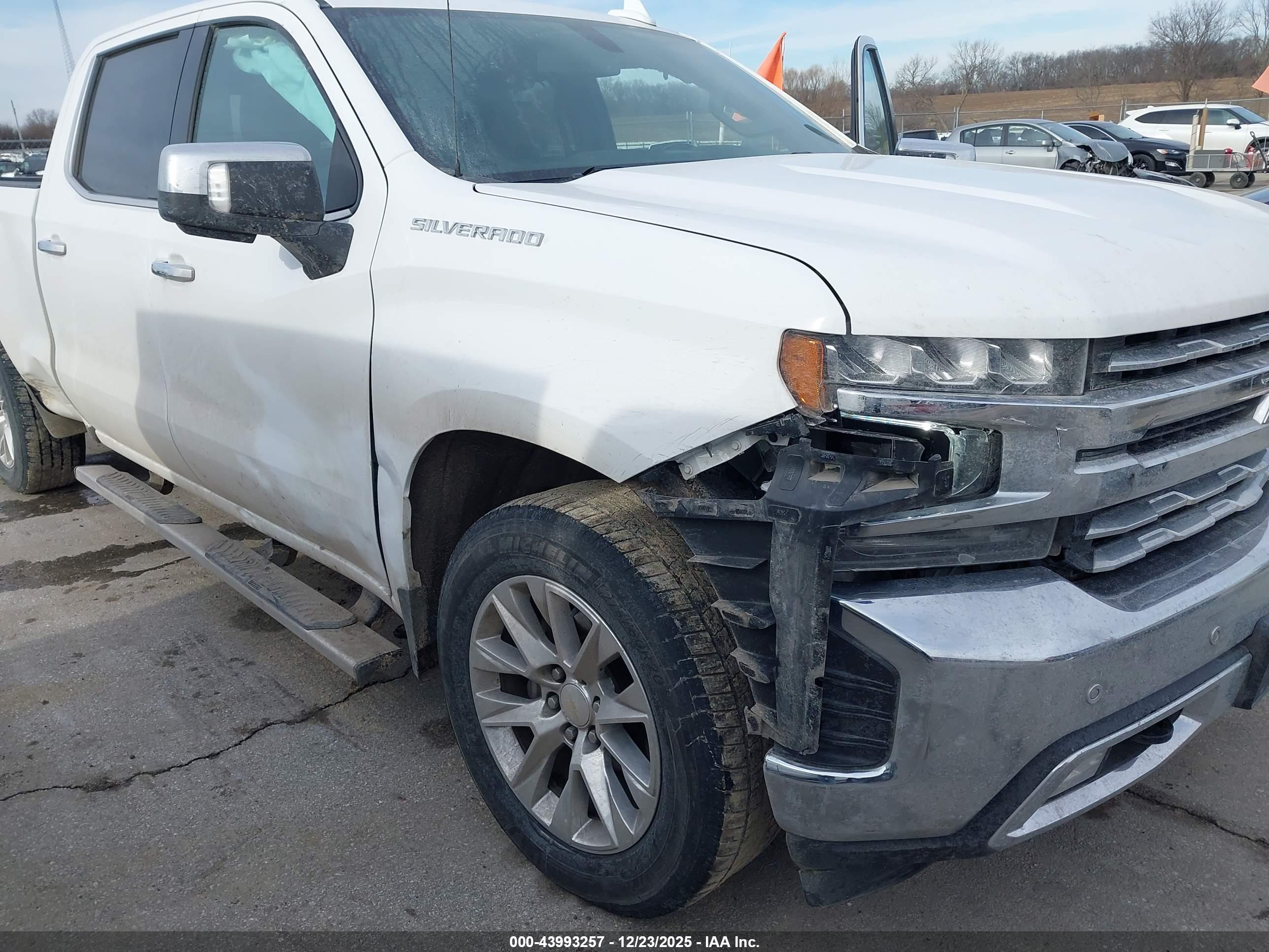 CHEVROLET SILVERADO image 6