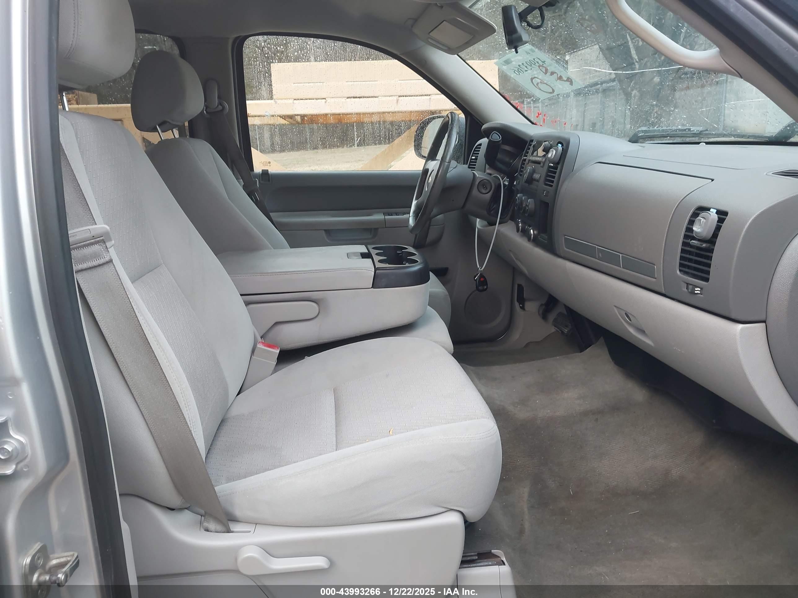 CHEVROLET SILVERADO image 5