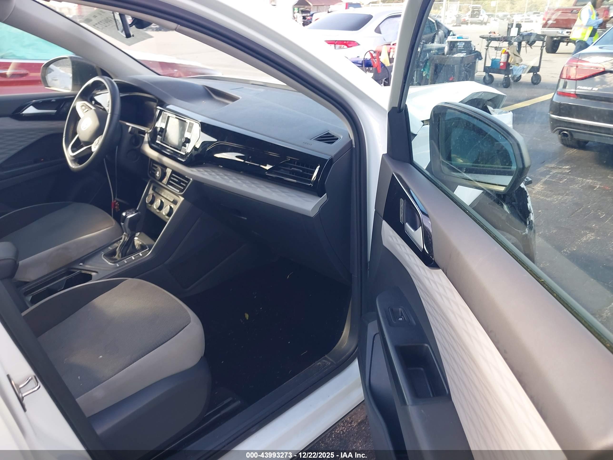 VOLKSWAGEN TAOS image 5