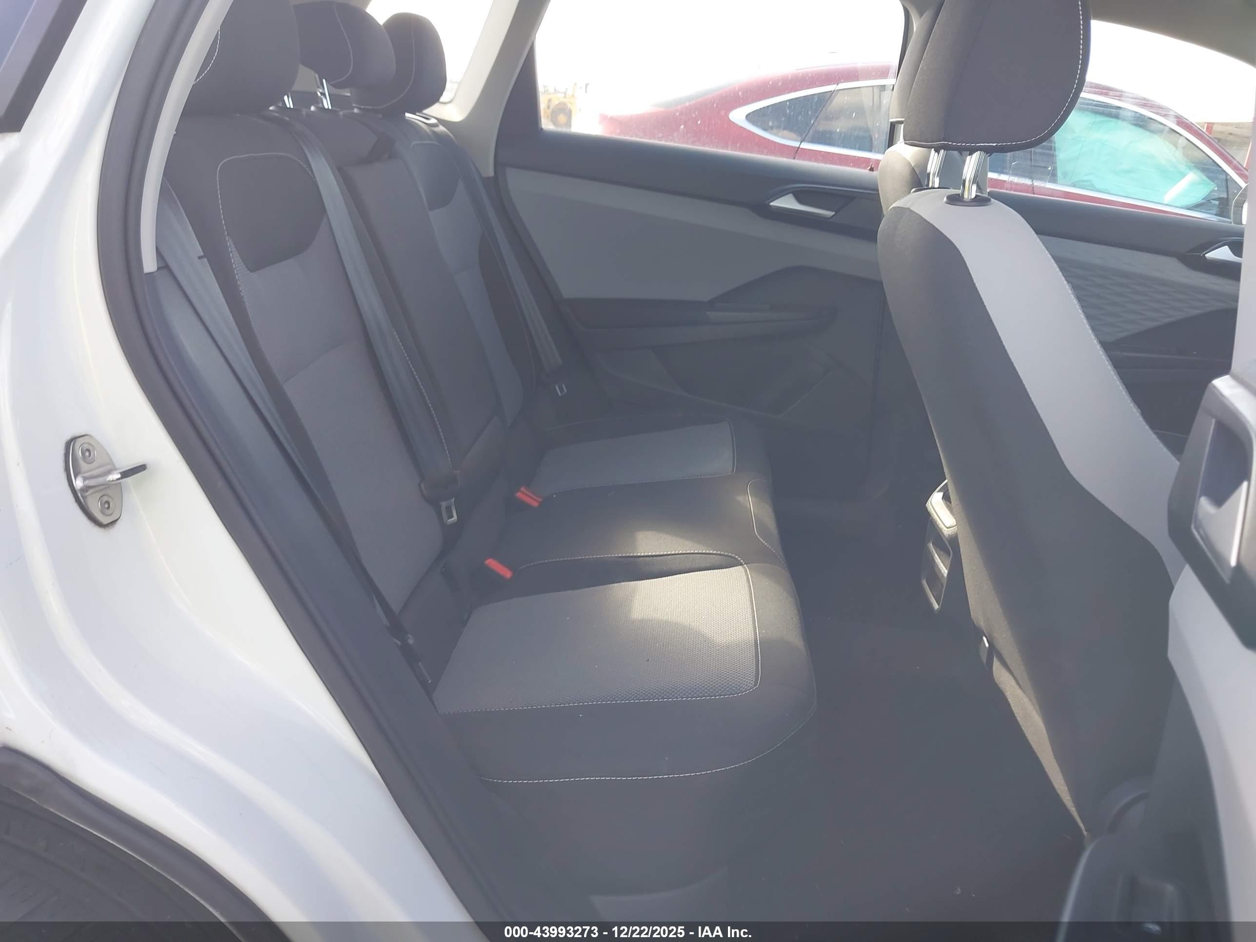 VOLKSWAGEN TAOS image 8