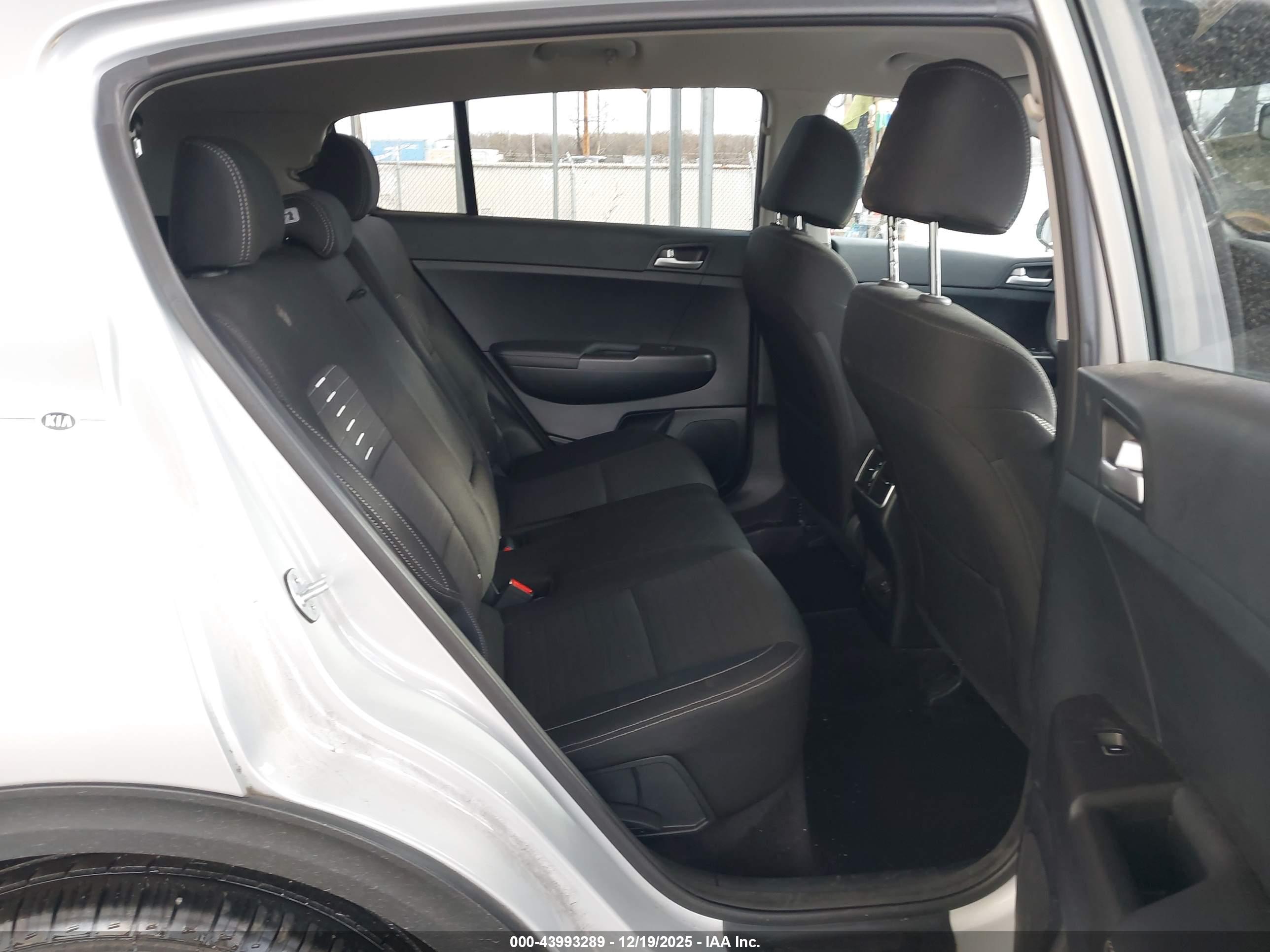 KIA SPORTAGE image 8