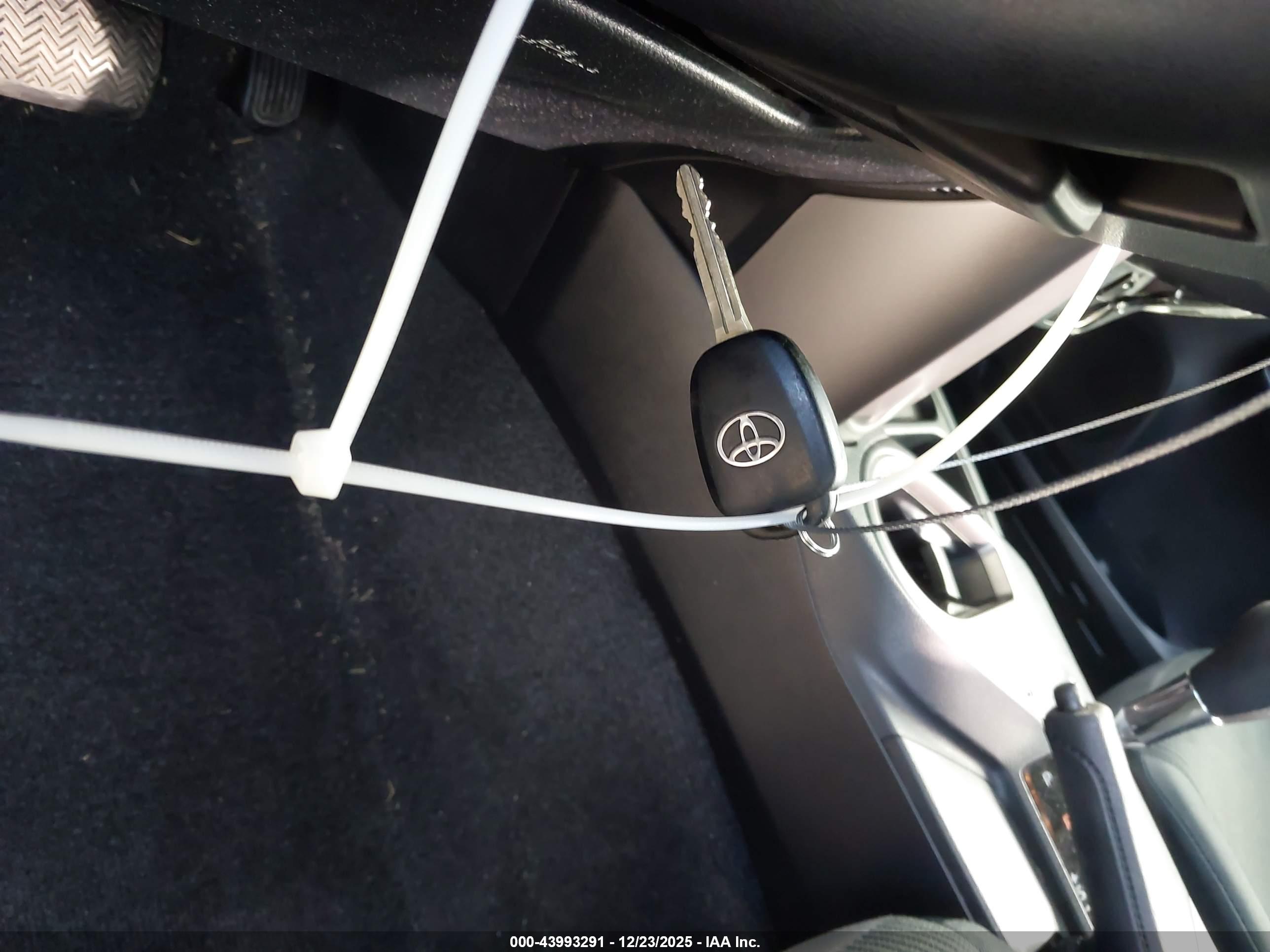 TOYOTA RAV4 image 11