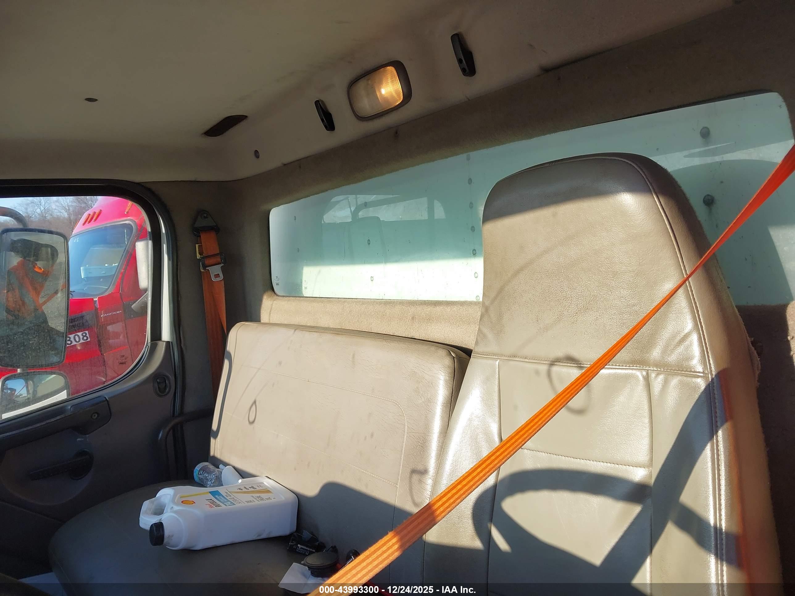 FREIGHTLINER M2 image 7