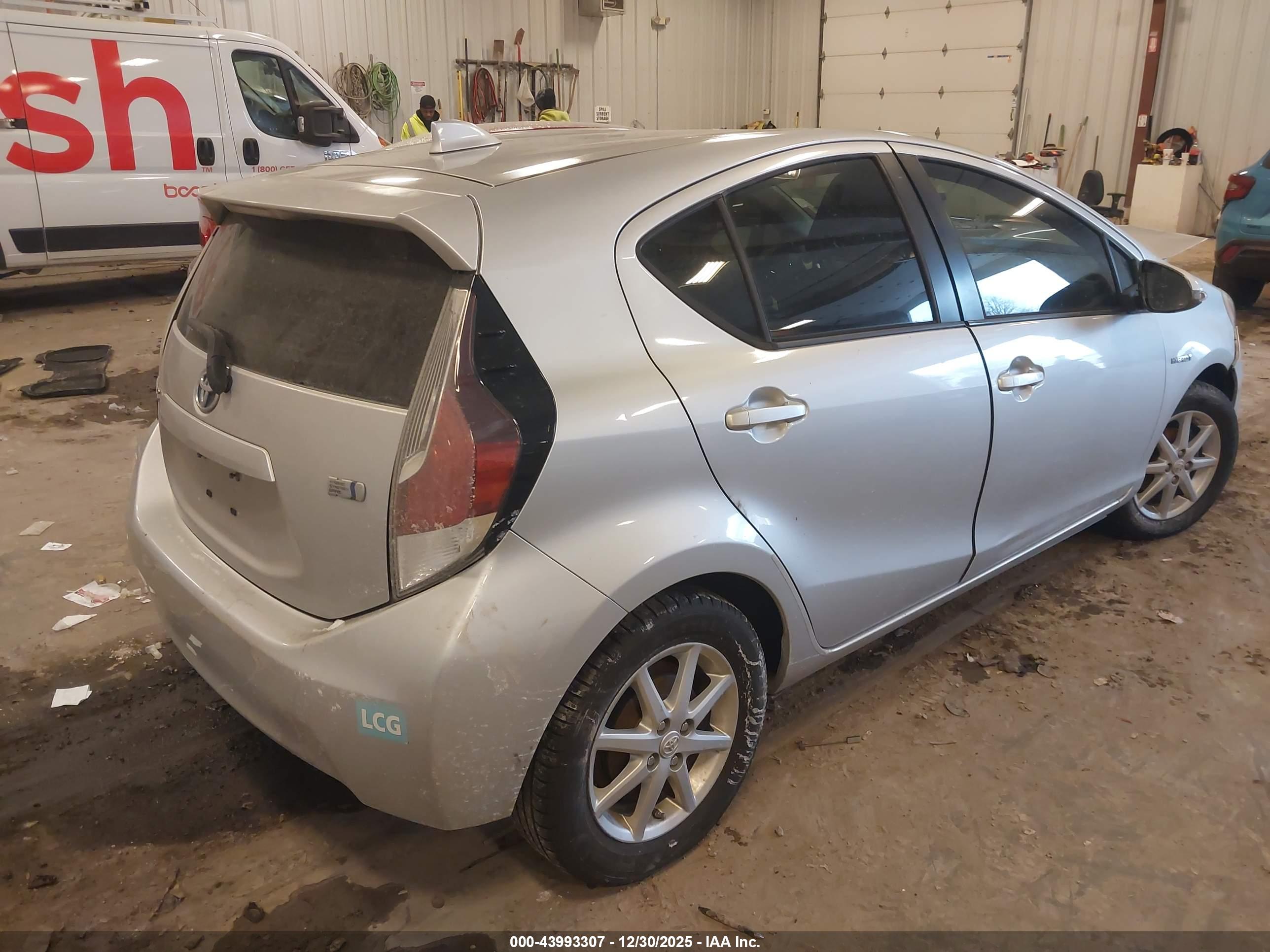 TOYOTA PRIUS image 4
