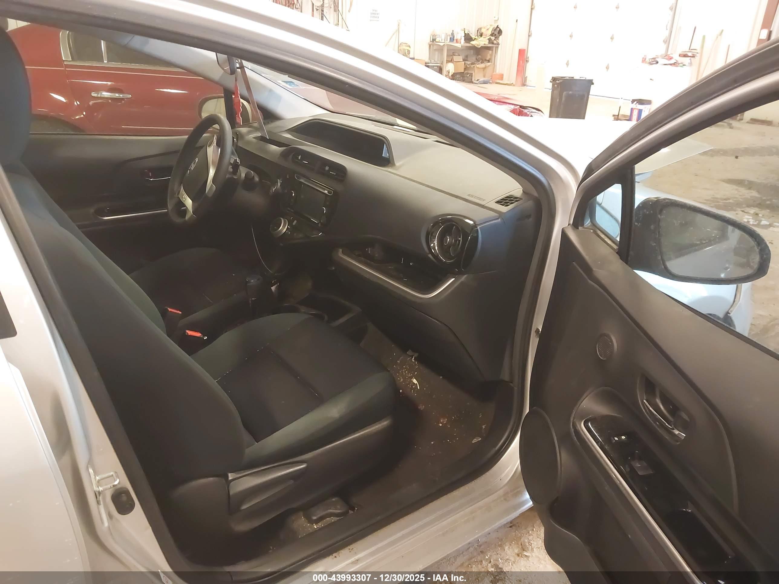 TOYOTA PRIUS image 5