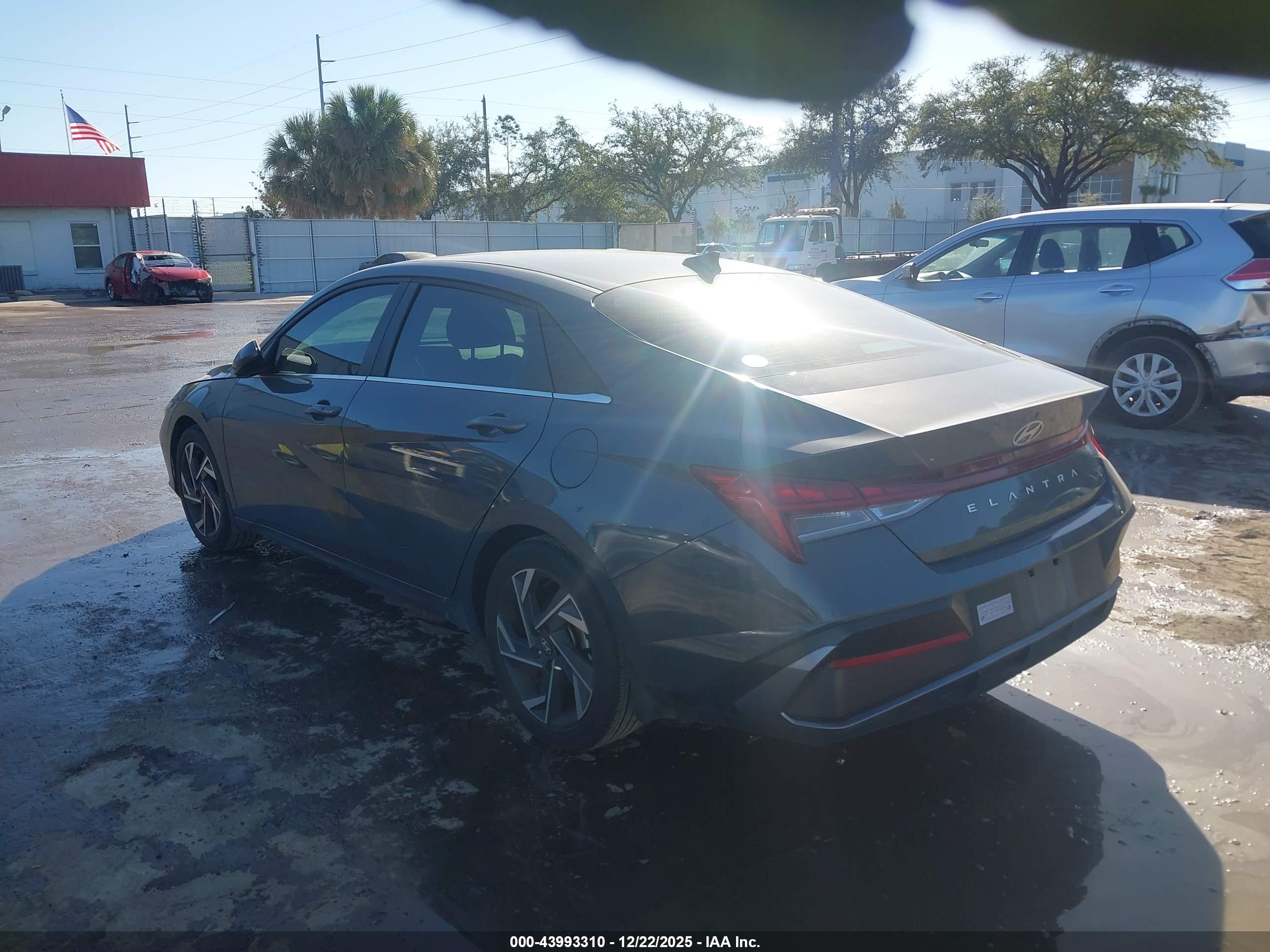HYUNDAI ELANTRA image 3