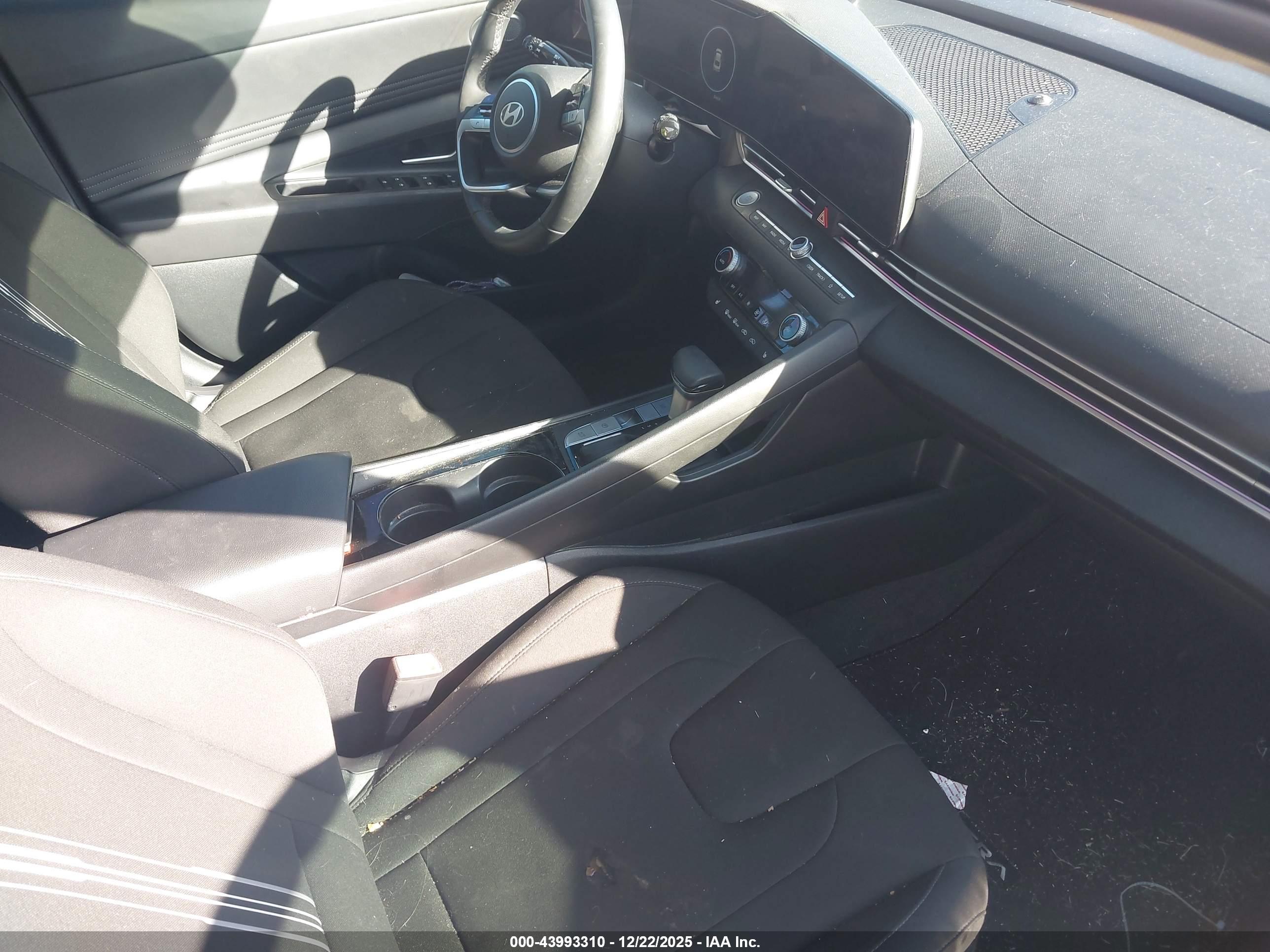 HYUNDAI ELANTRA image 5