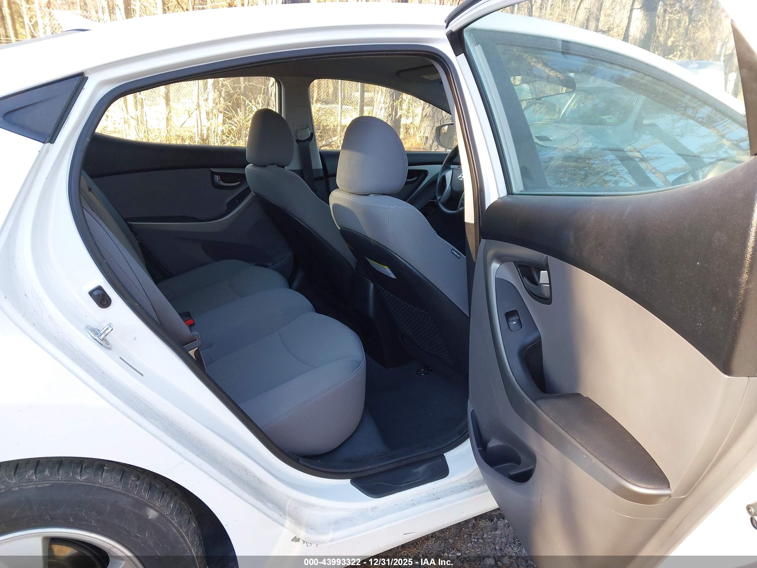 HYUNDAI ELANTRA image 8