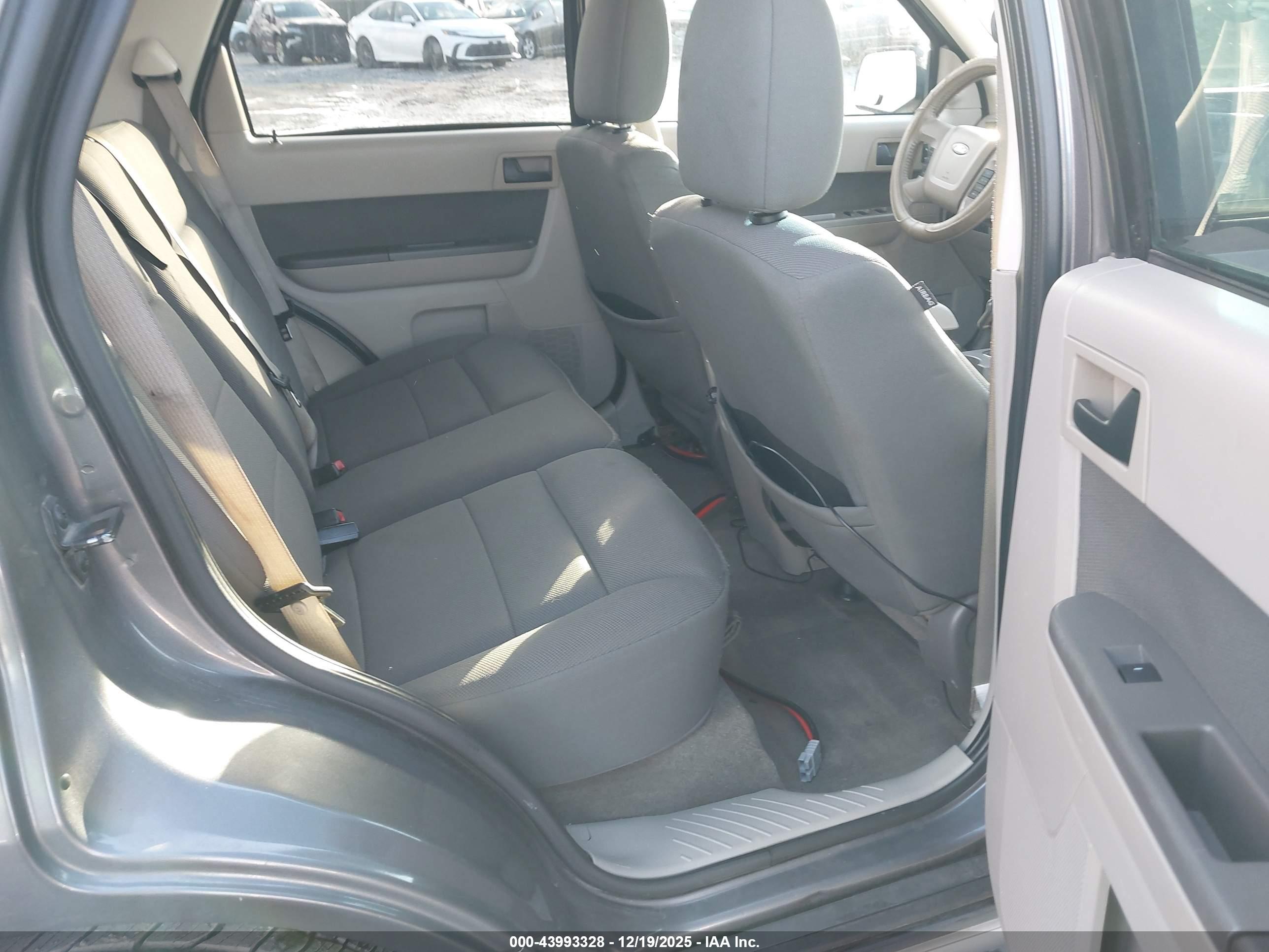 FORD ESCAPE image 8