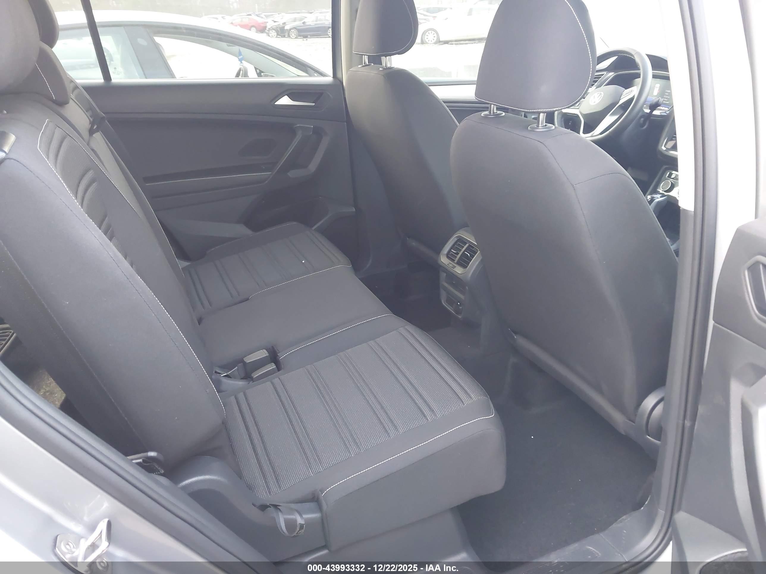 VOLKSWAGEN TIGUAN image 8