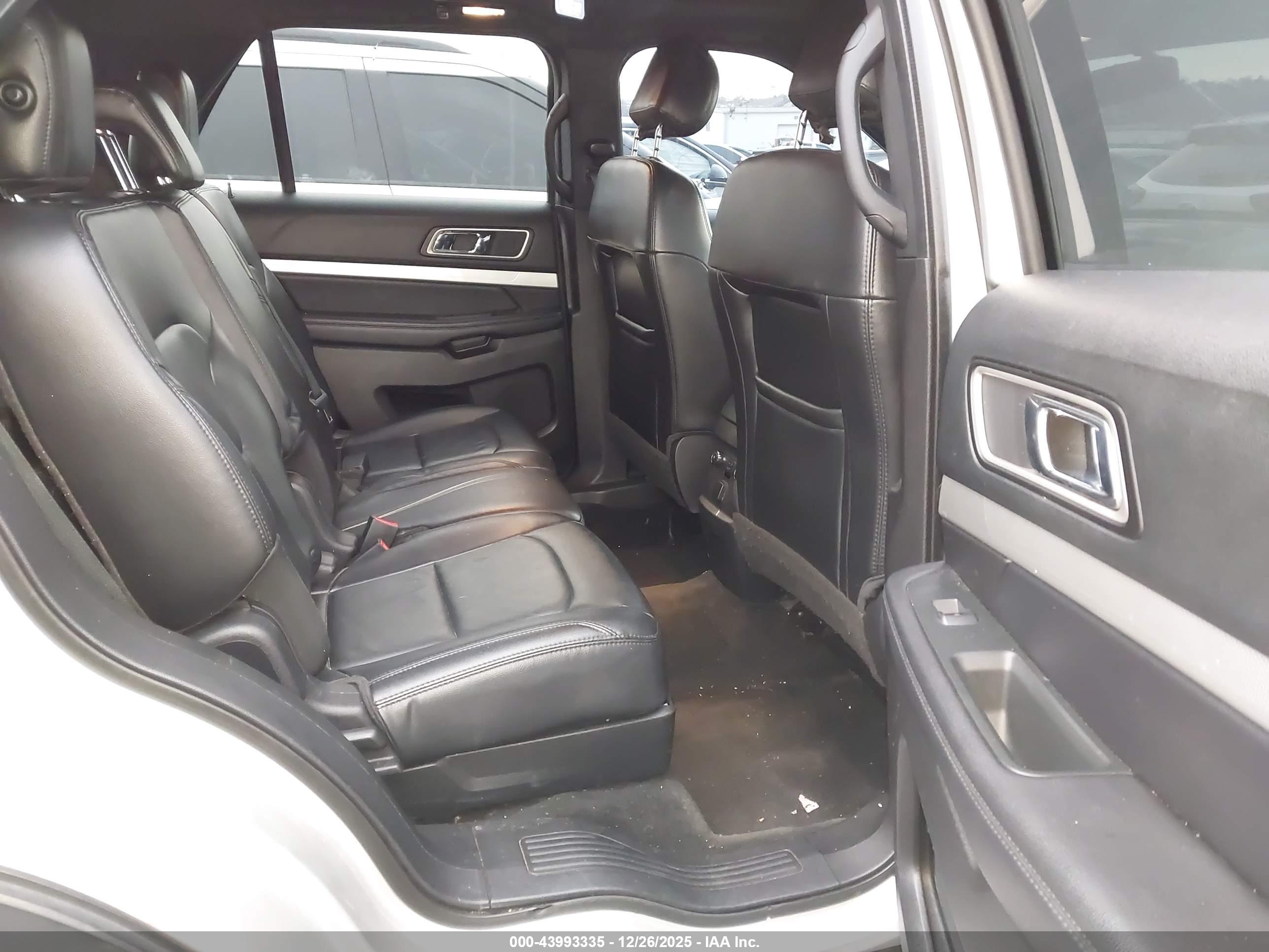 FORD EXPLORER image 8