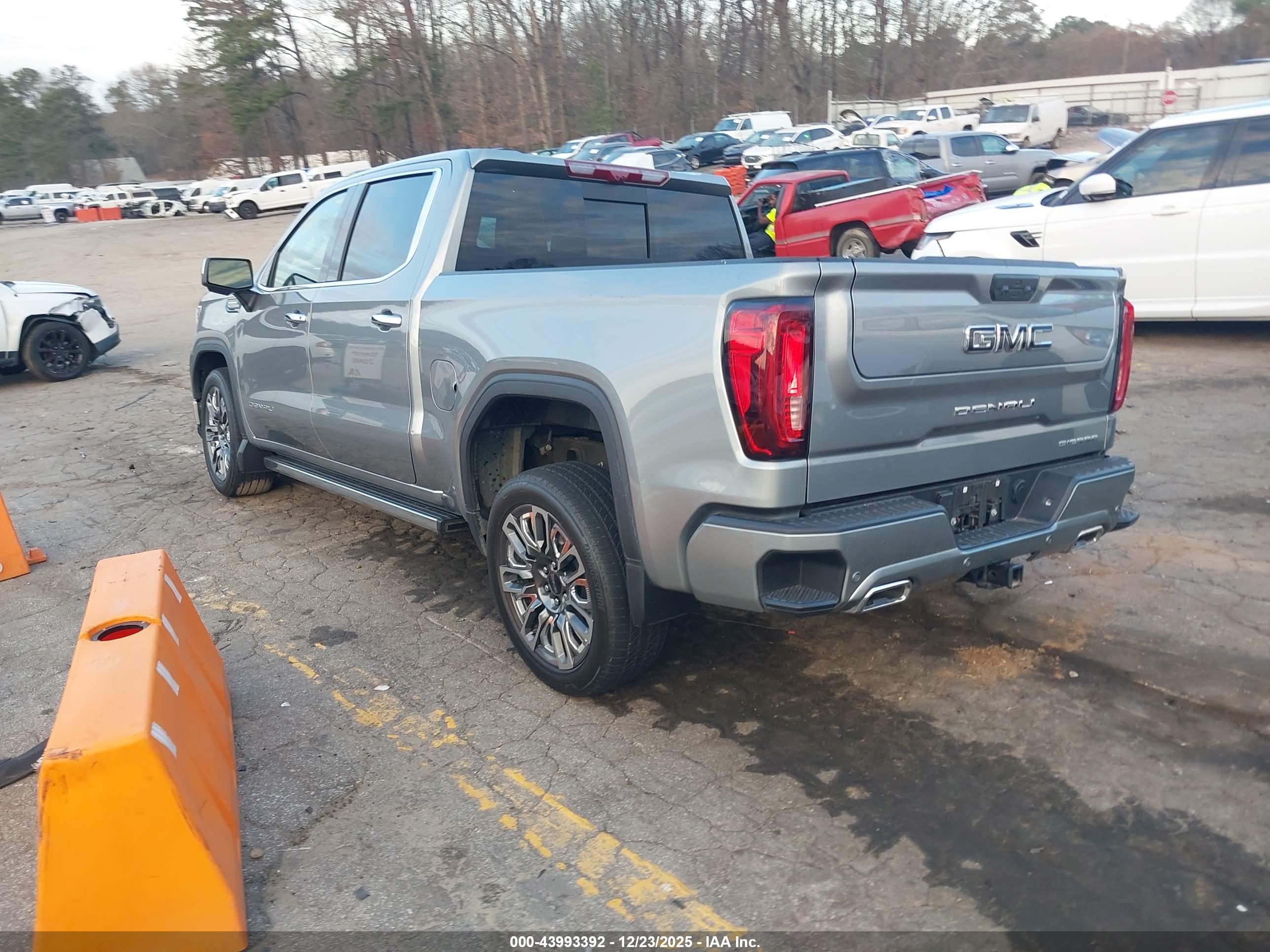 GMC SIERRA image 3