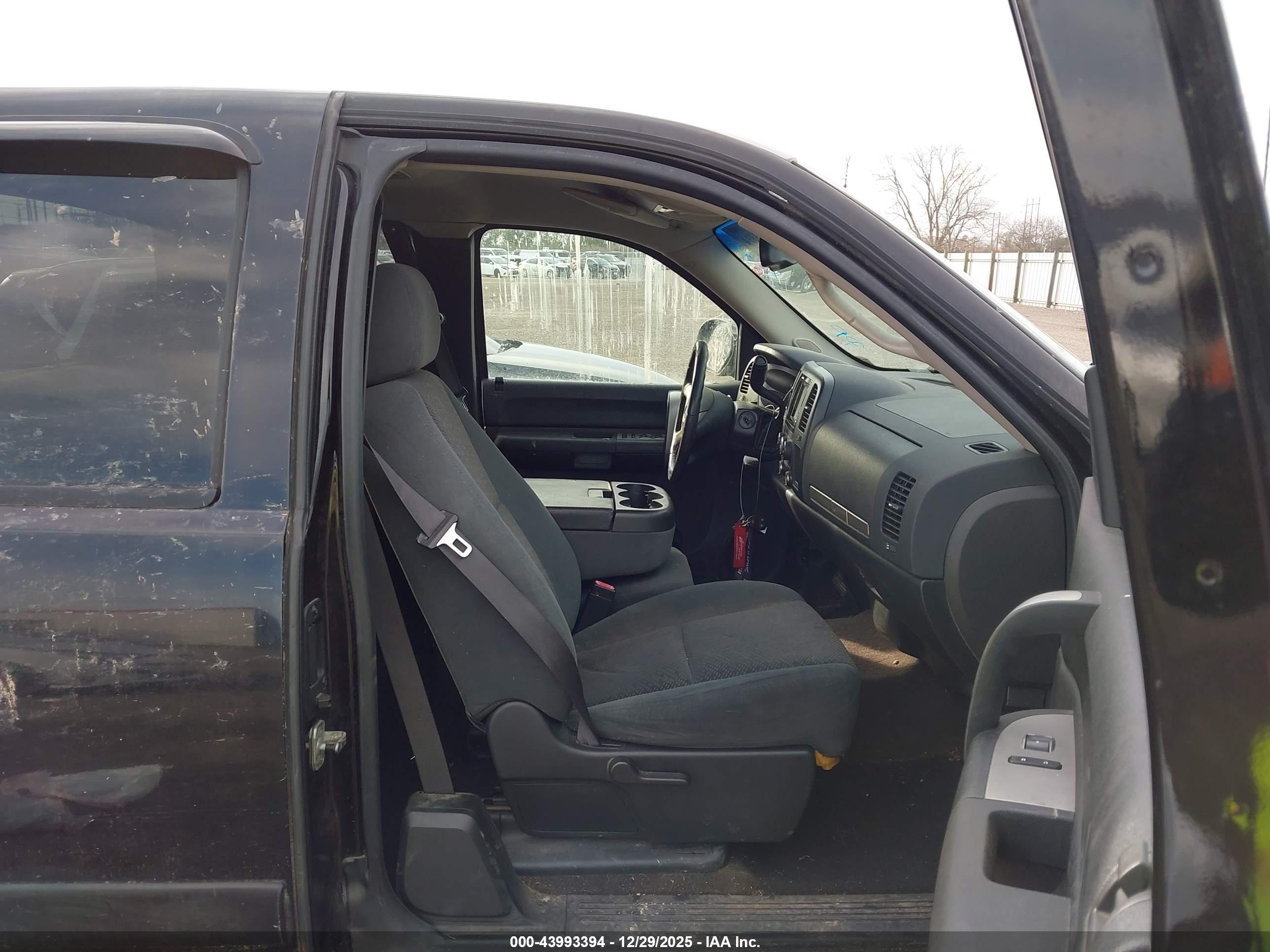 CHEVROLET SILVERADO image 5