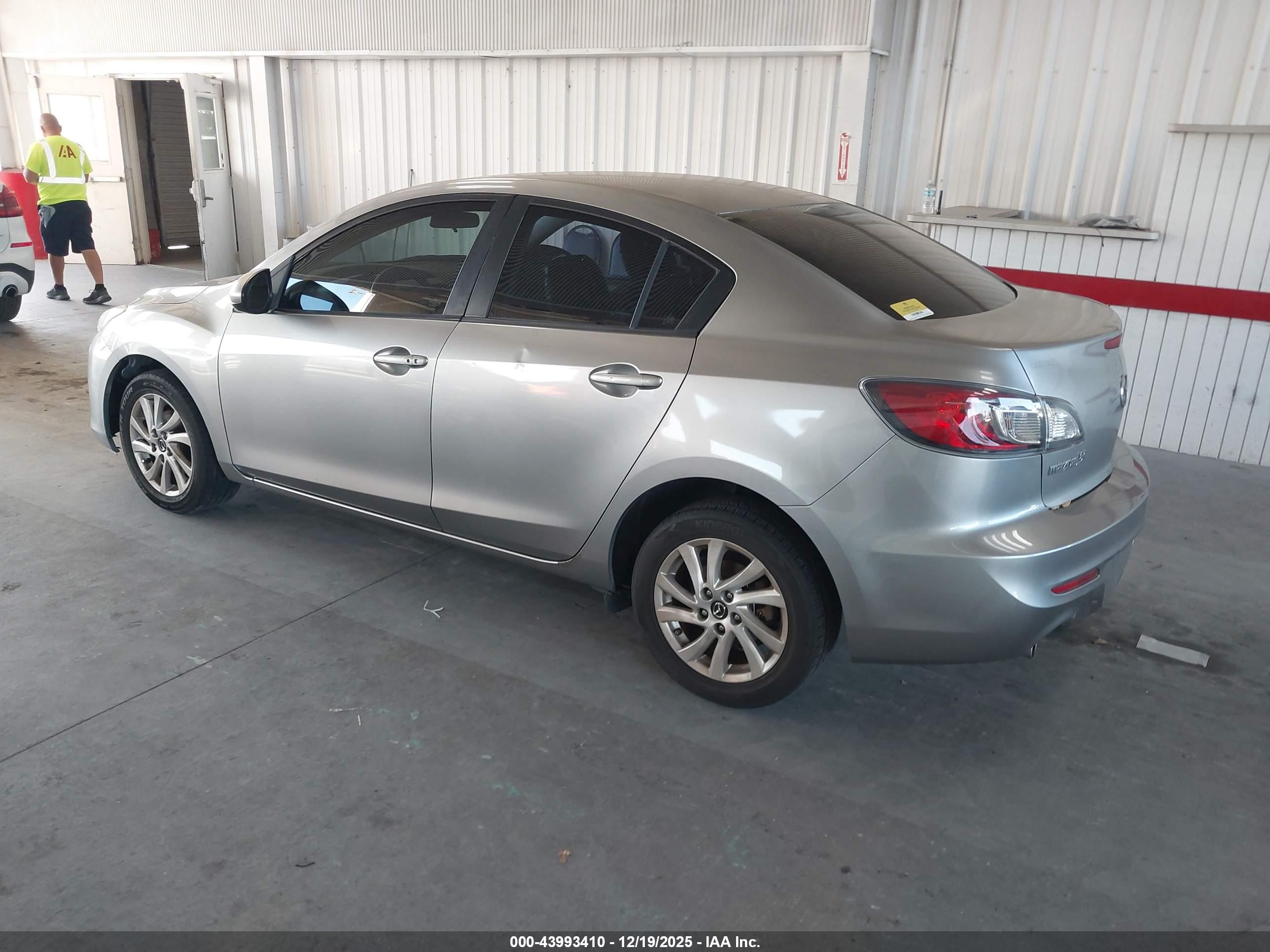 MAZDA MAZDA3 image 3