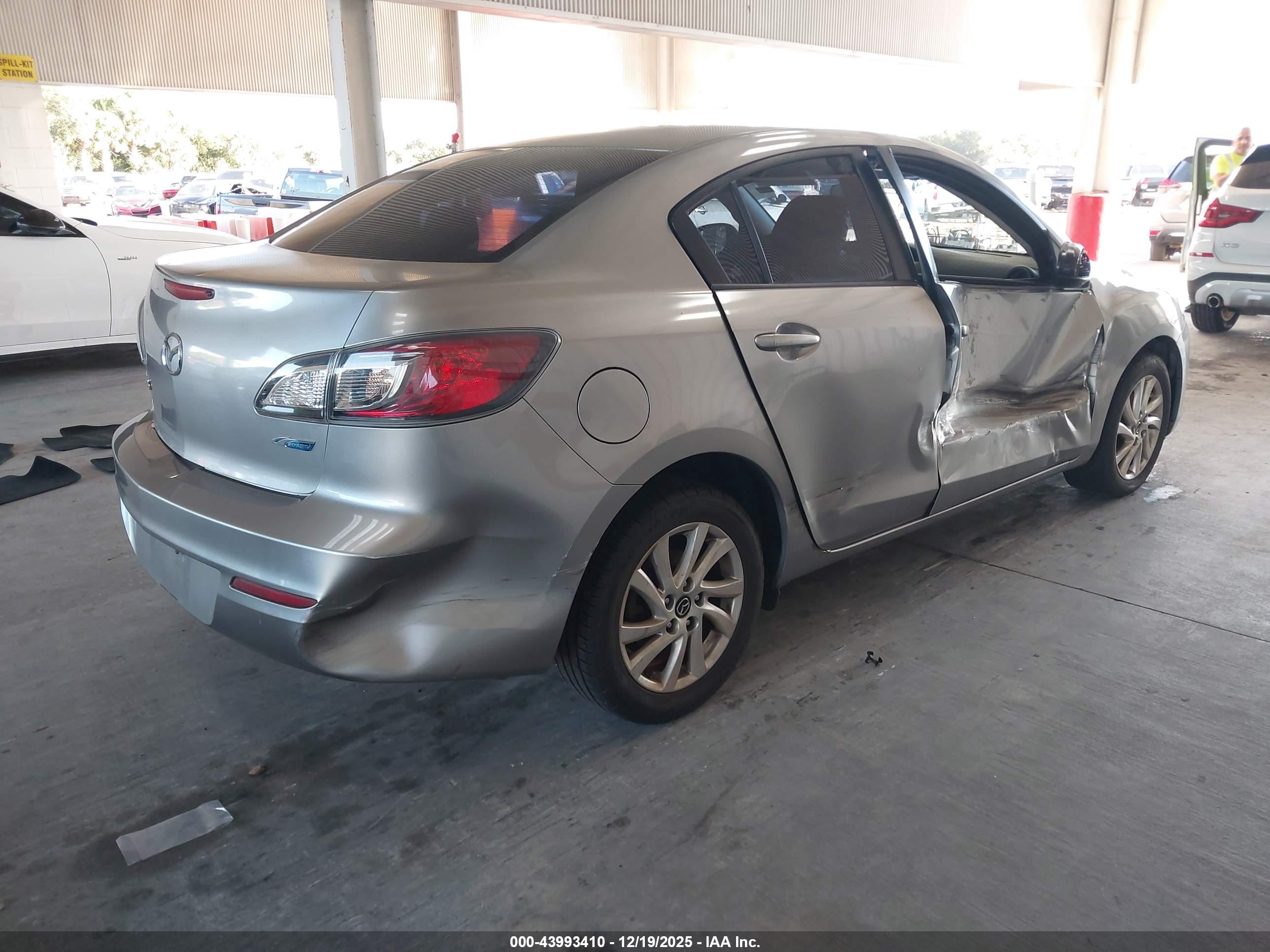 MAZDA MAZDA3 image 4