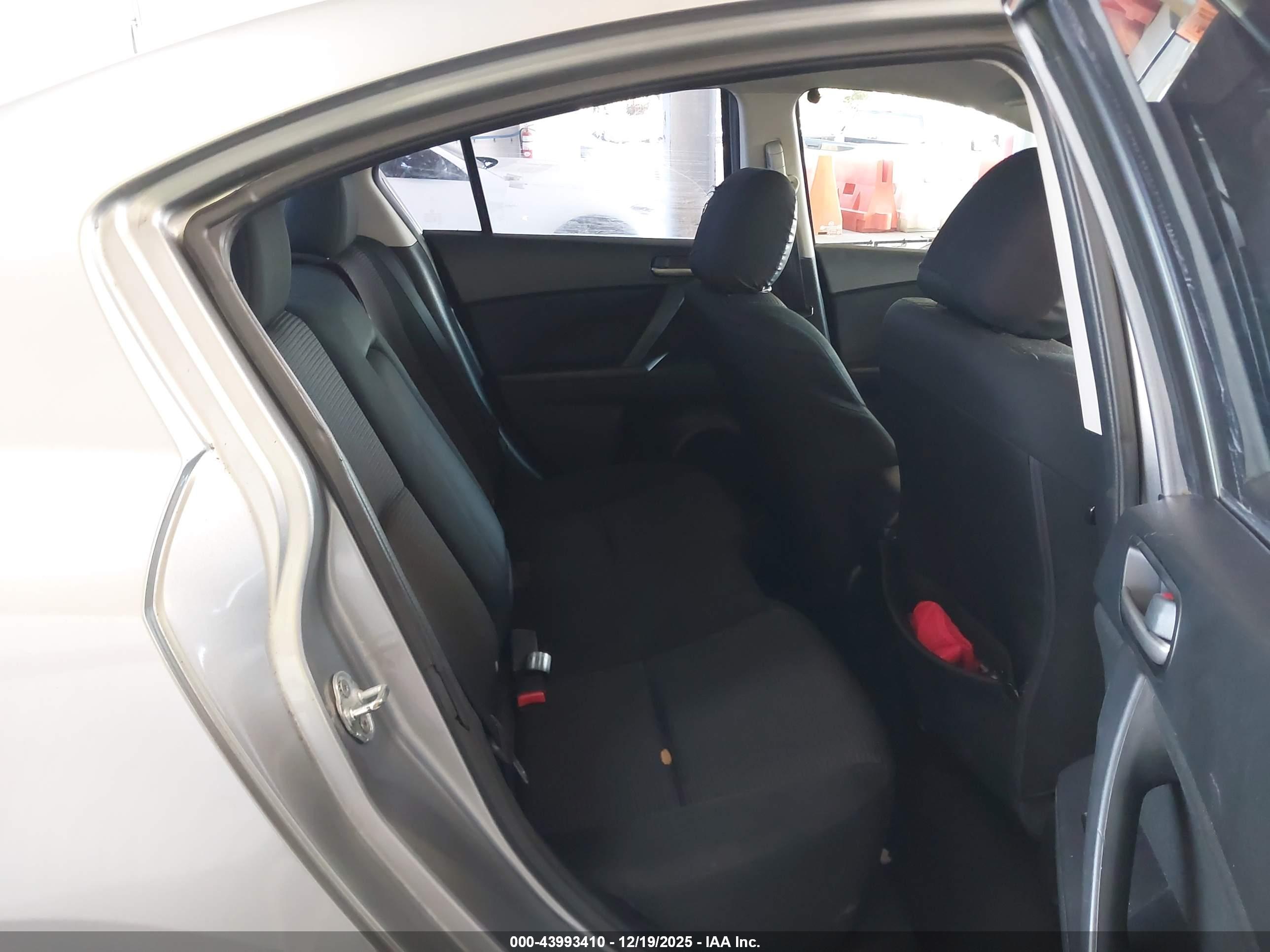 MAZDA MAZDA3 image 8