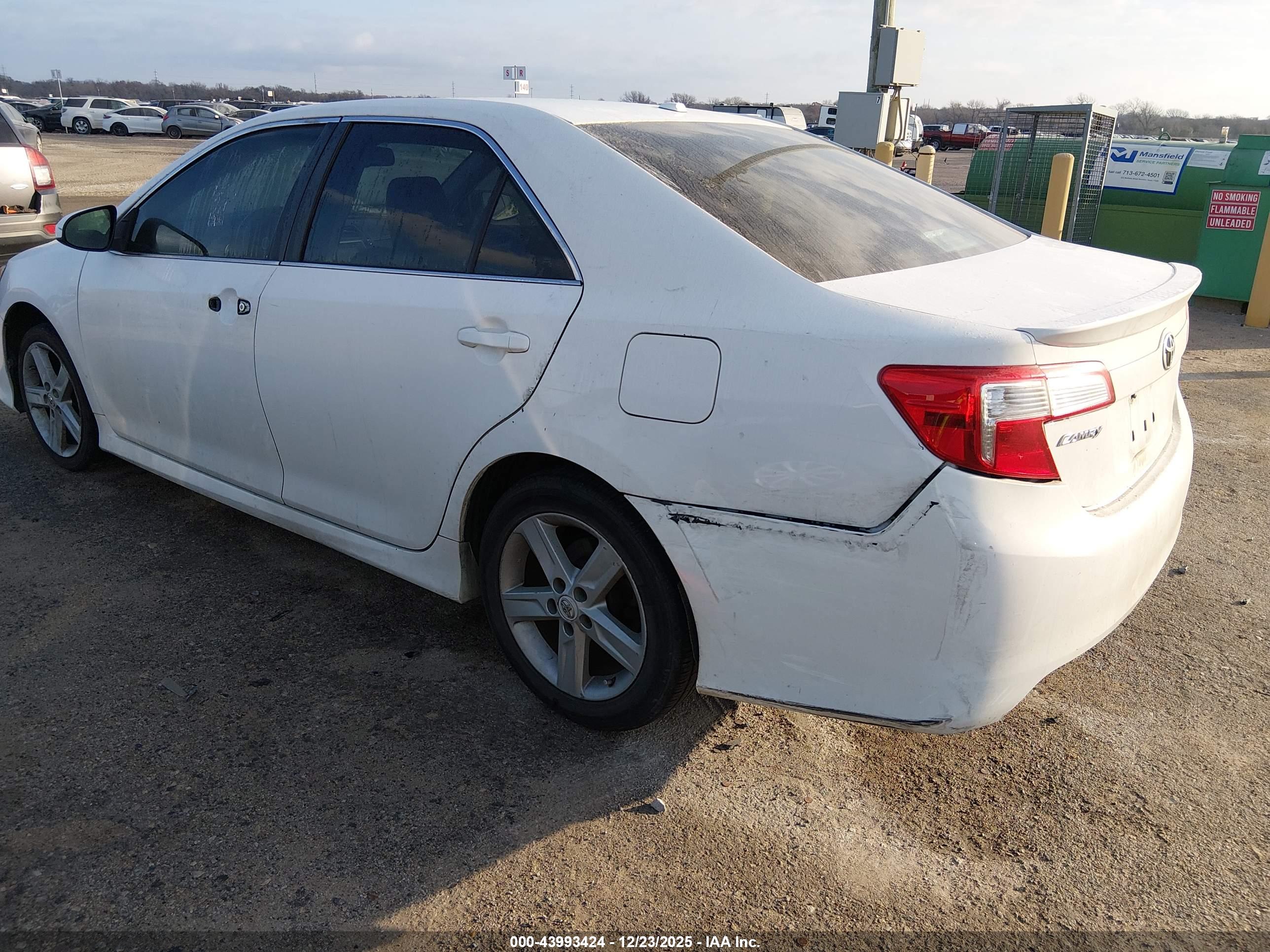 TOYOTA CAMRY image 3