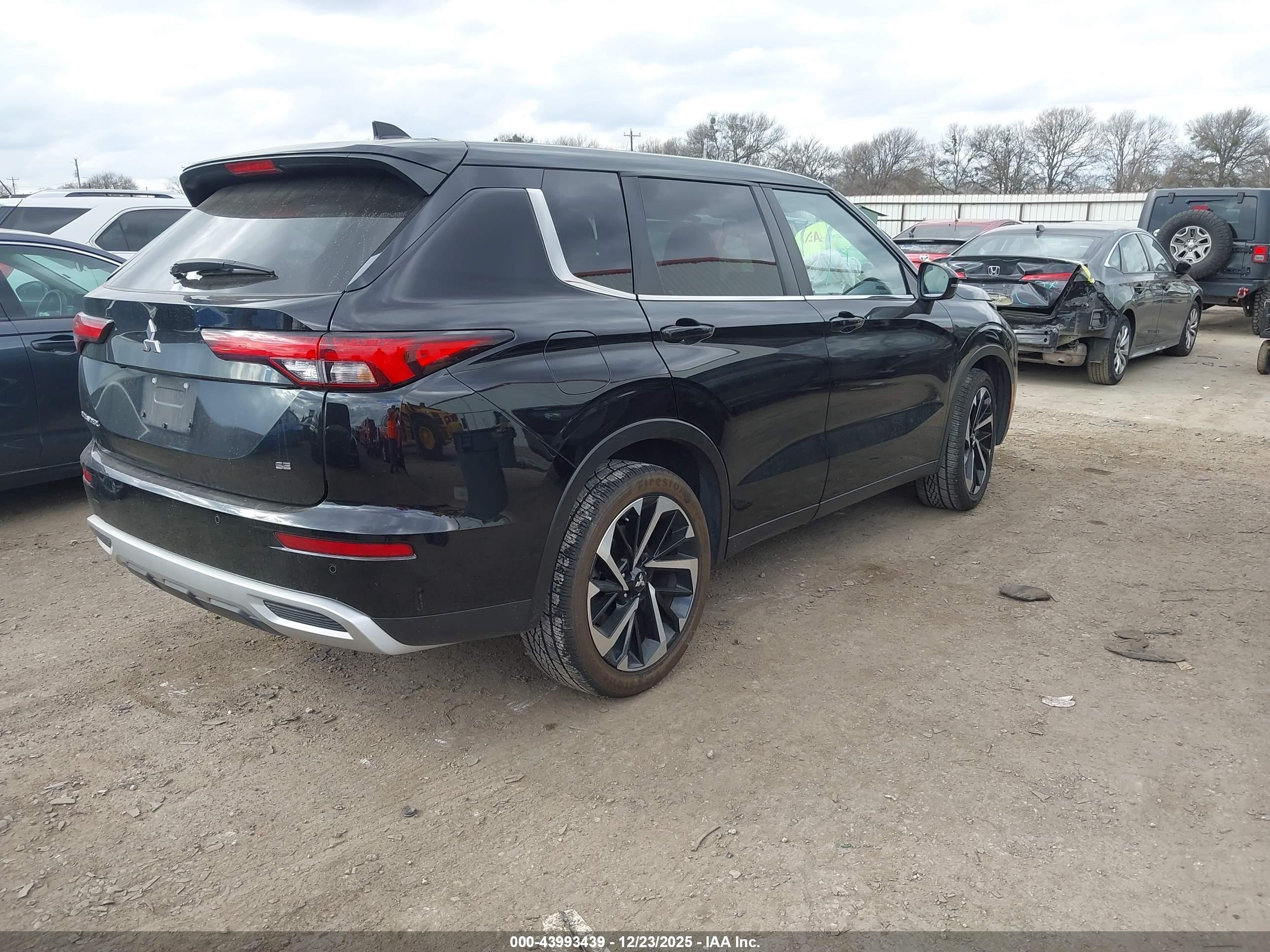 MITSUBISHI OUTLANDER image 4