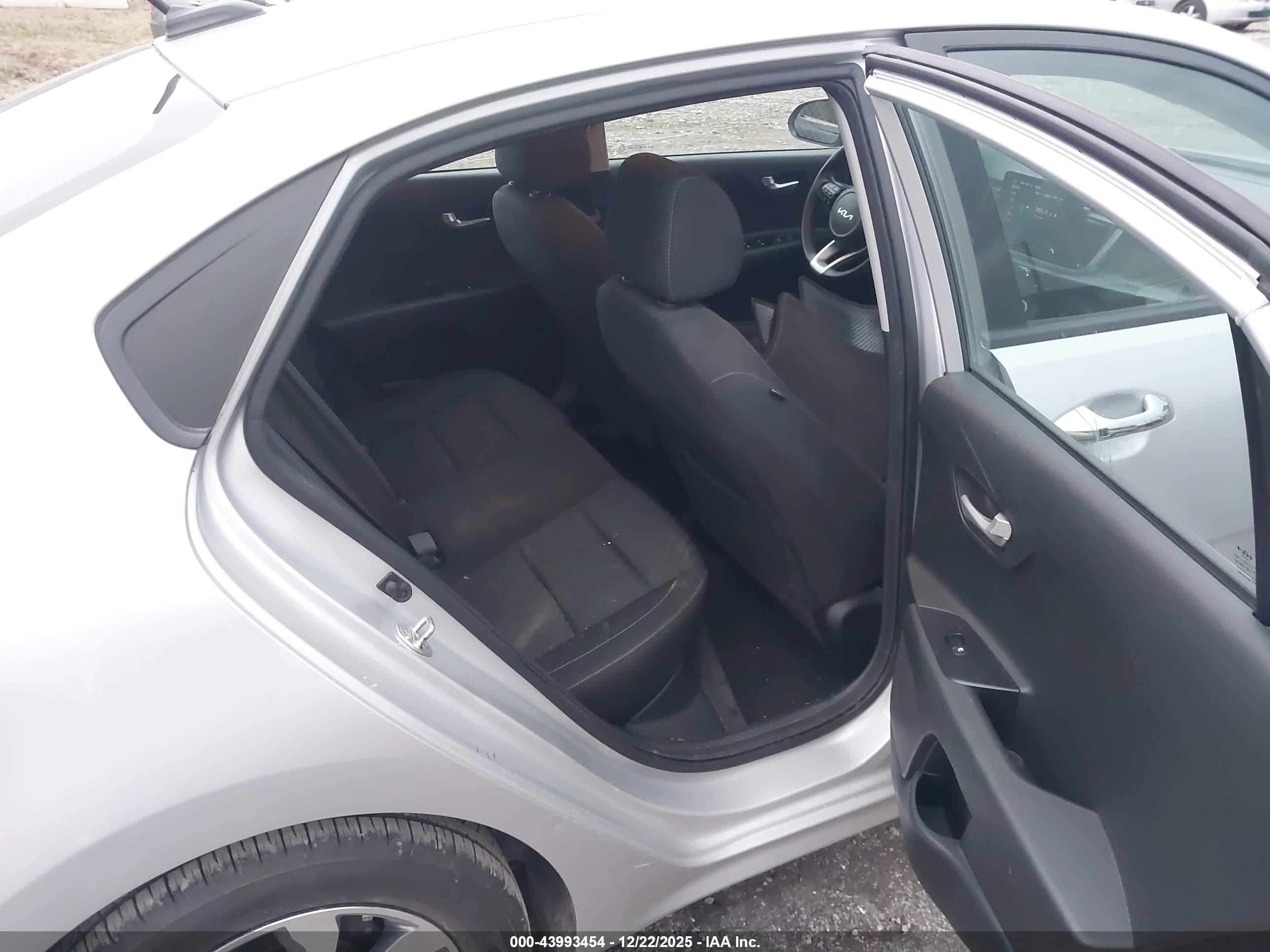 KIA RIO image 8