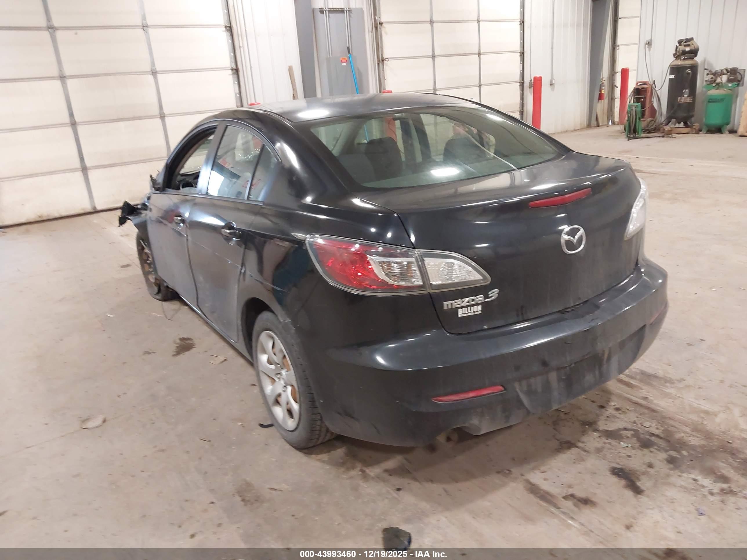 MAZDA MAZDA3 image 3