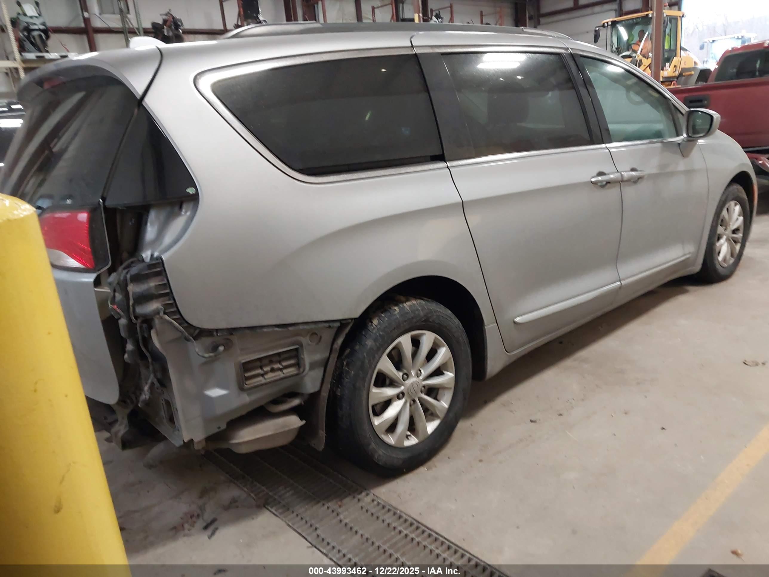 CHRYSLER PACIFICA image 4