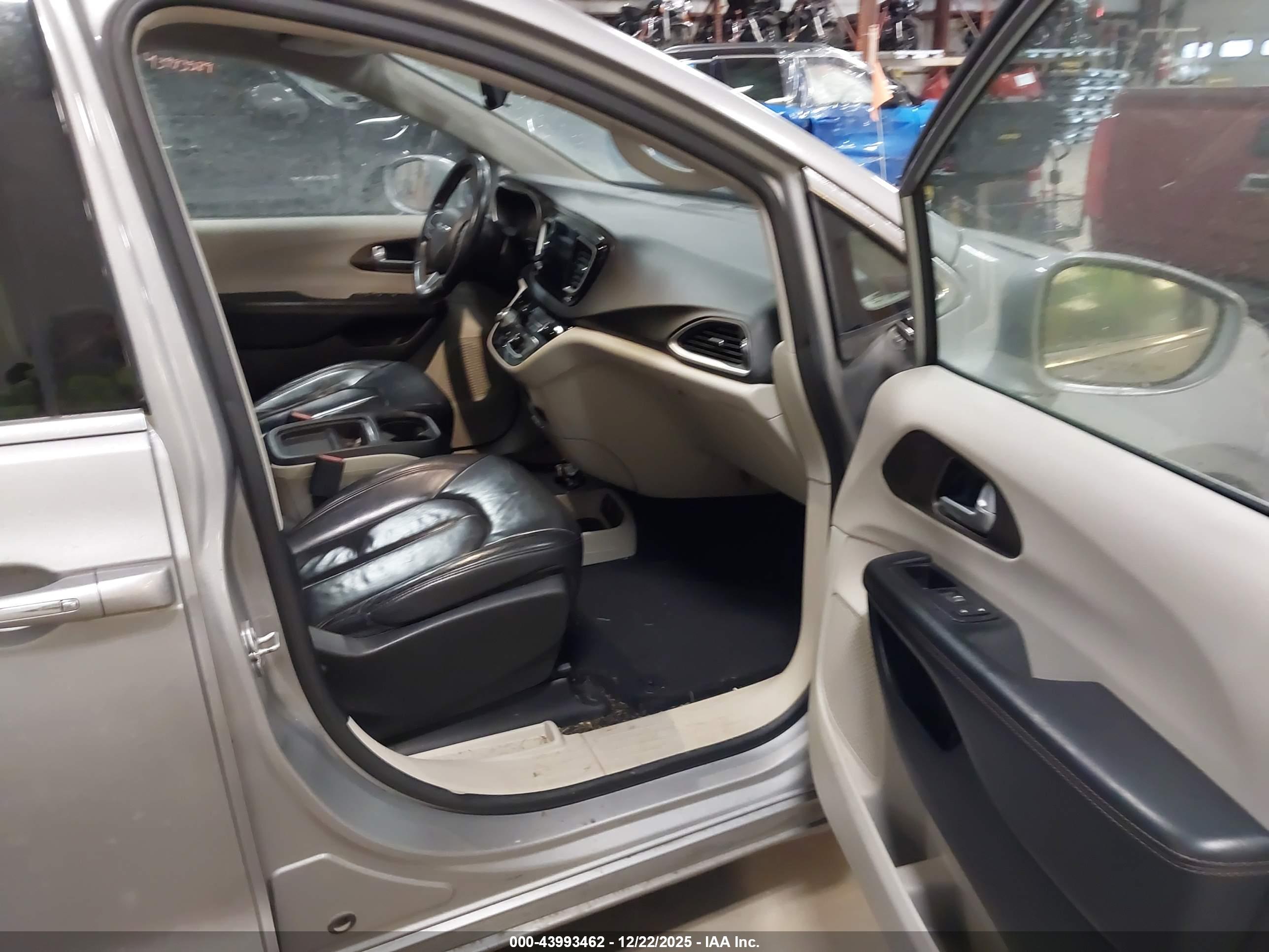CHRYSLER PACIFICA image 5