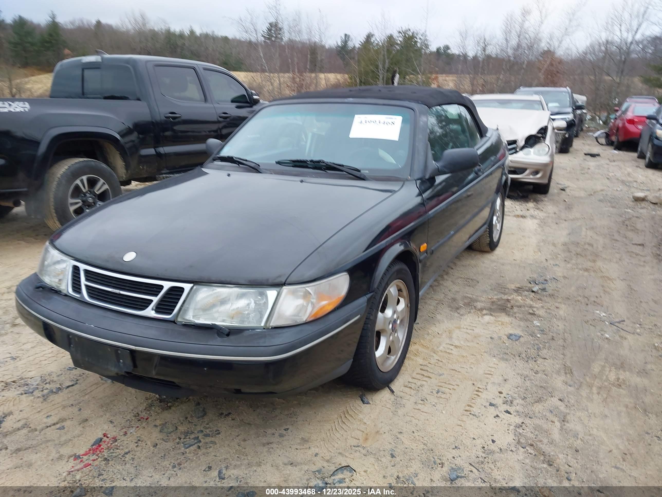 SAAB 900 image 2