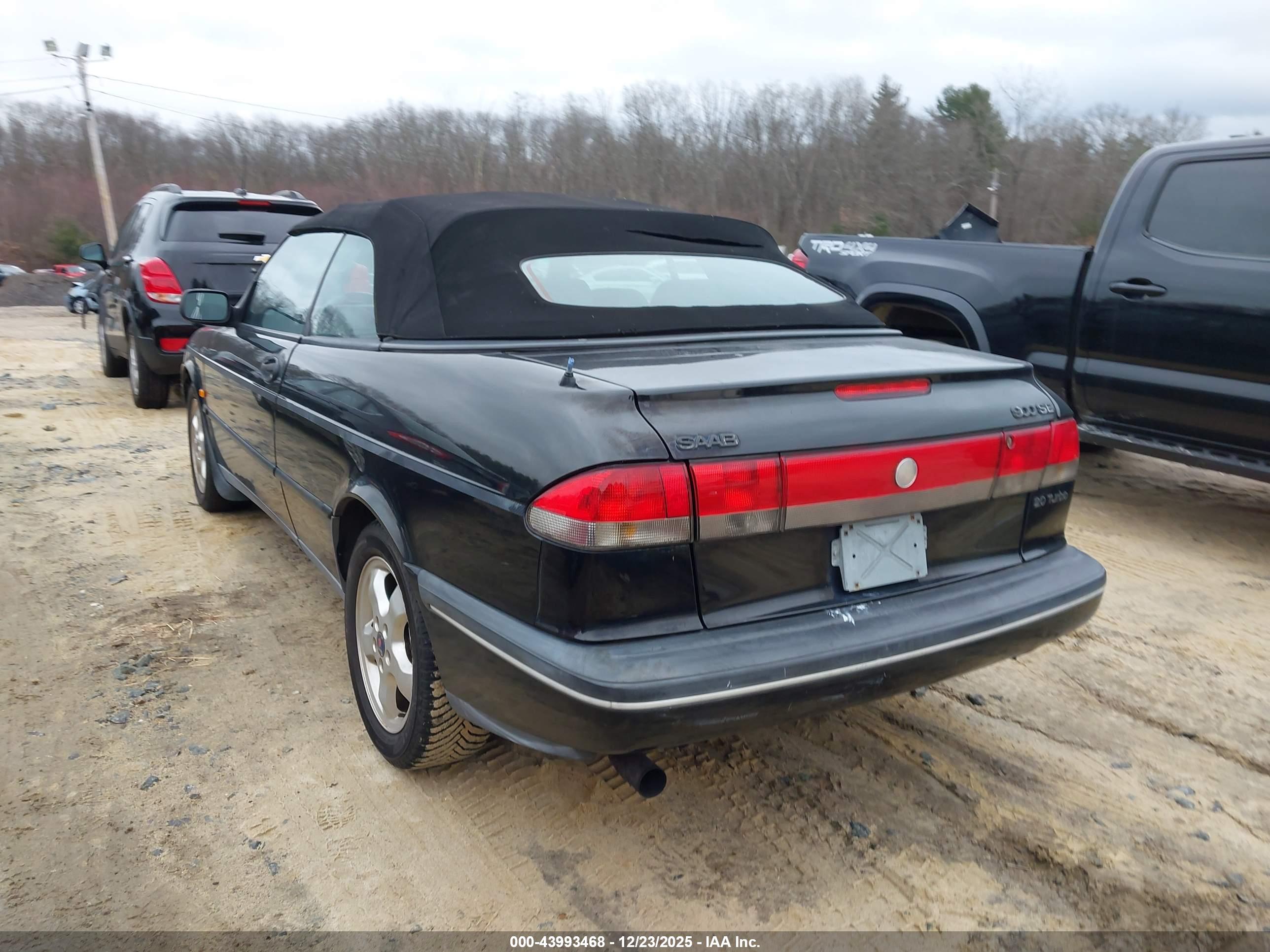 SAAB 900 image 3