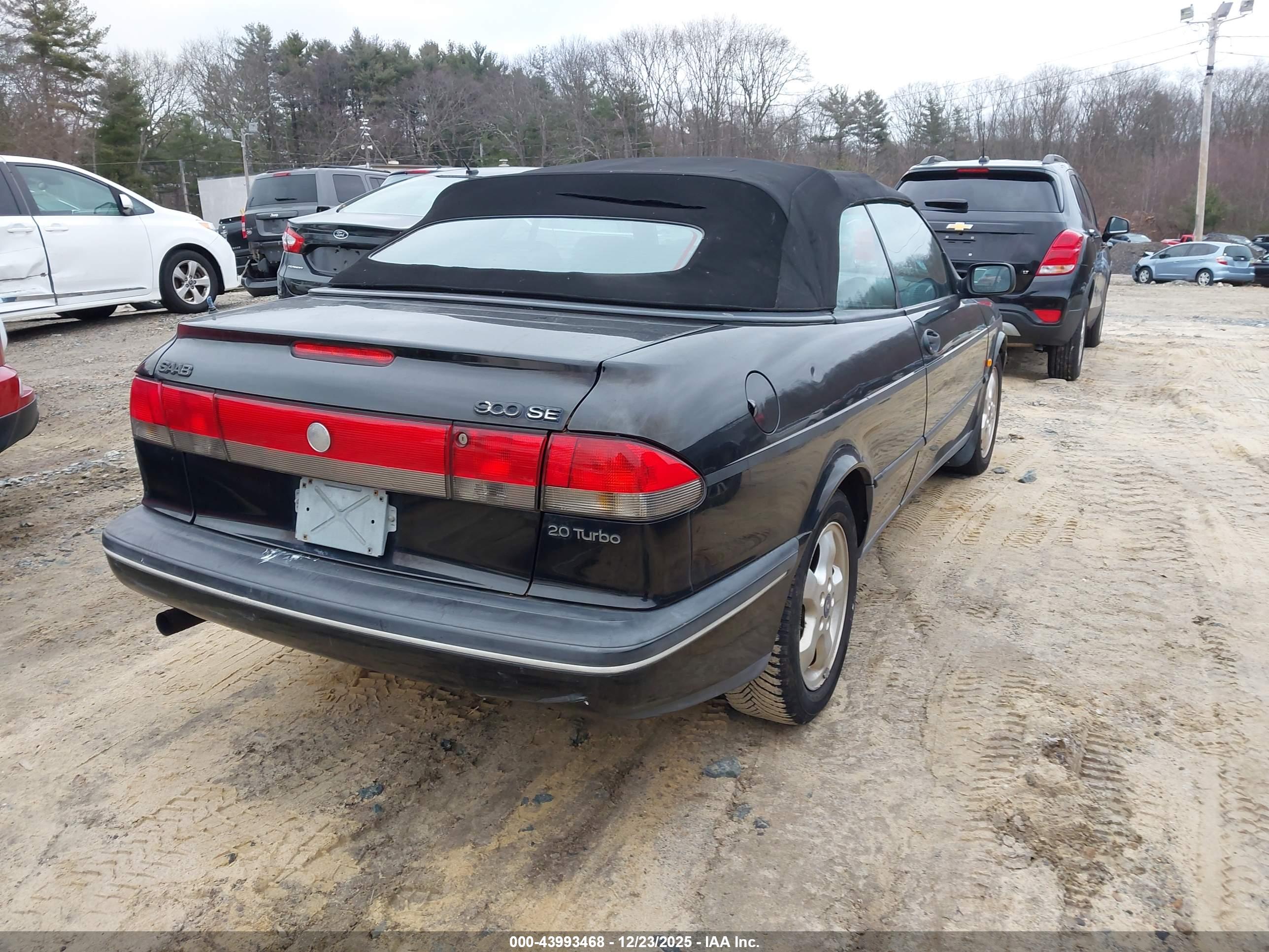 SAAB 900 image 4