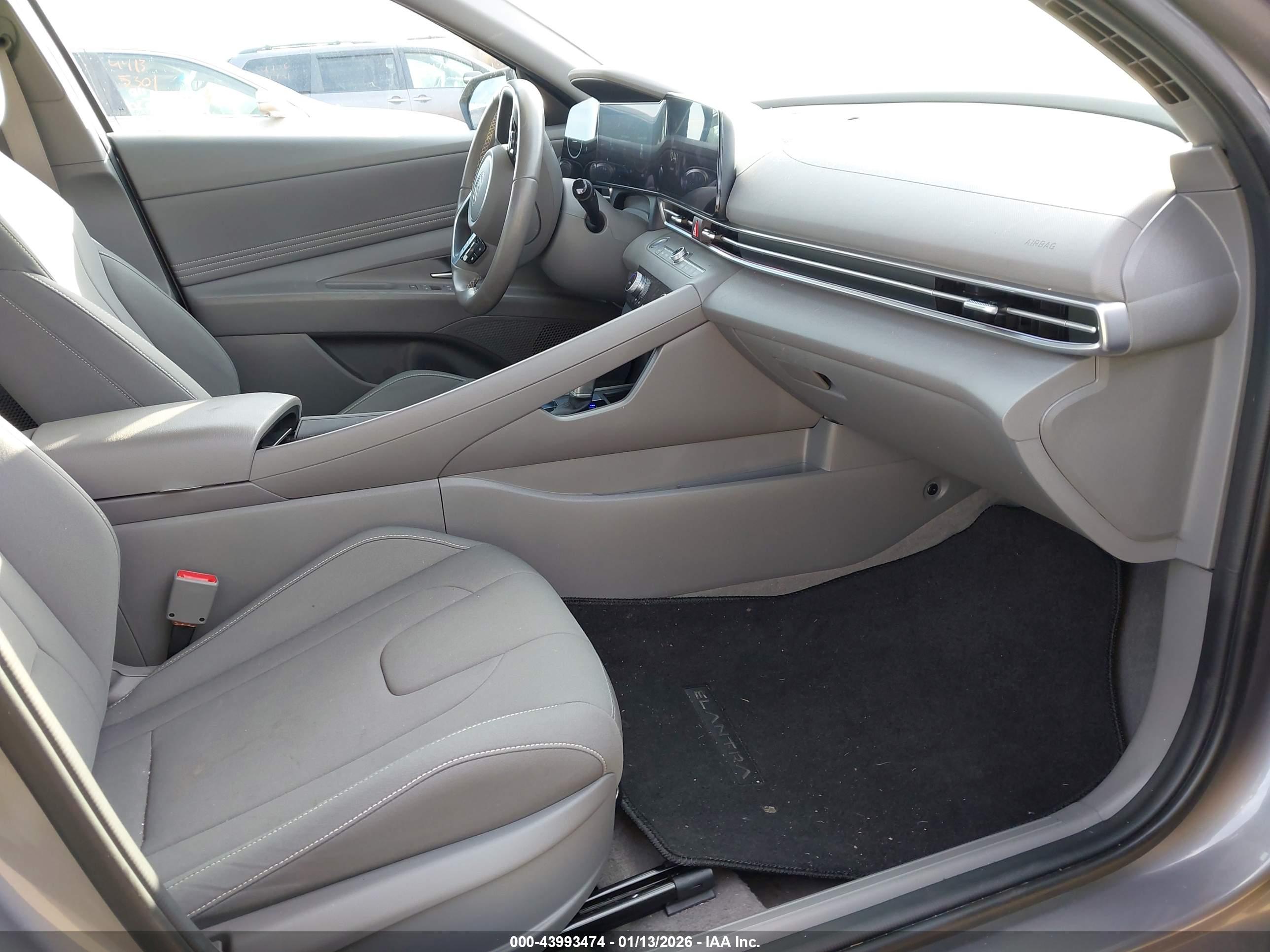 HYUNDAI ELANTRA image 5