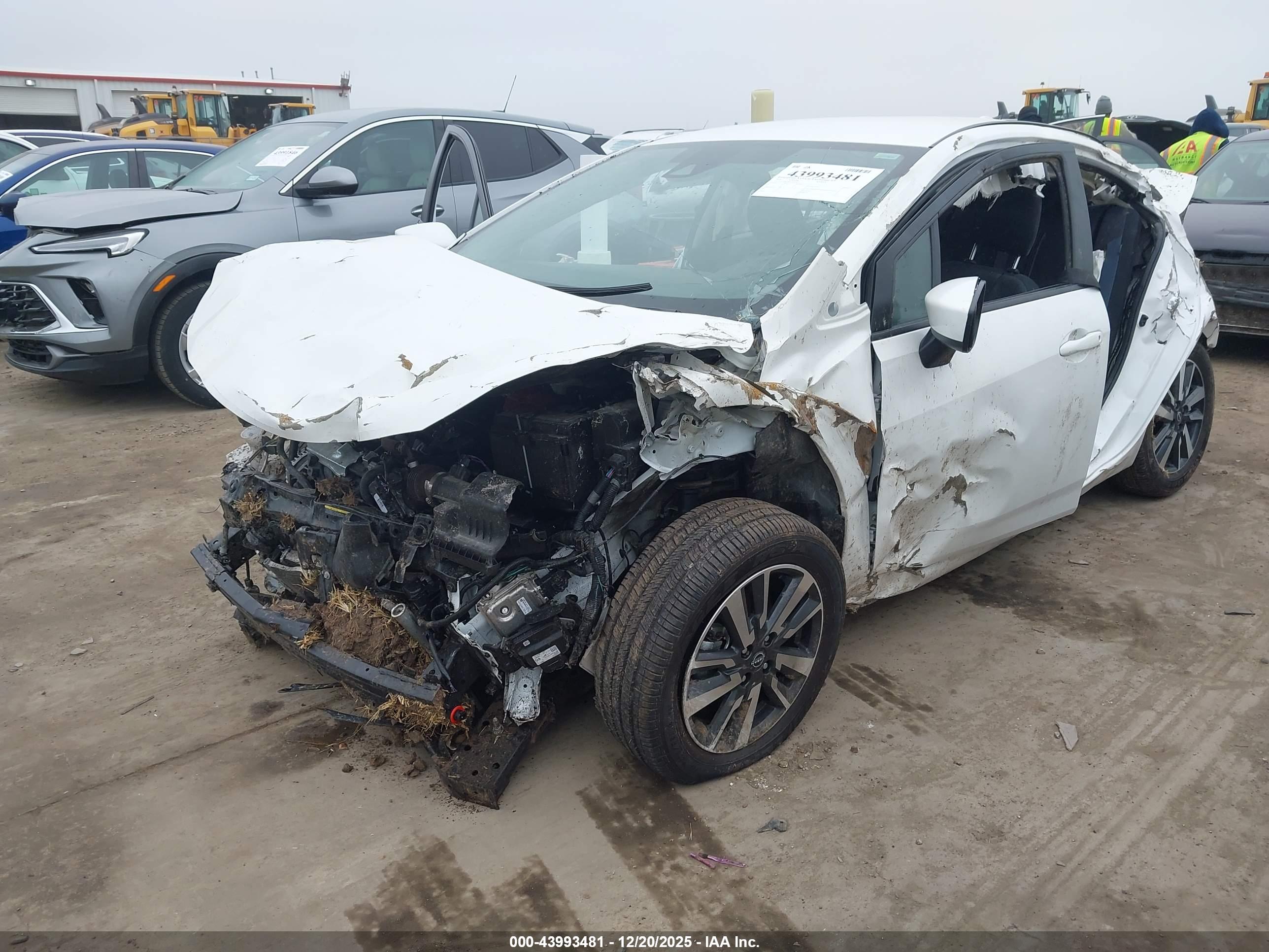 NISSAN VERSA image 2