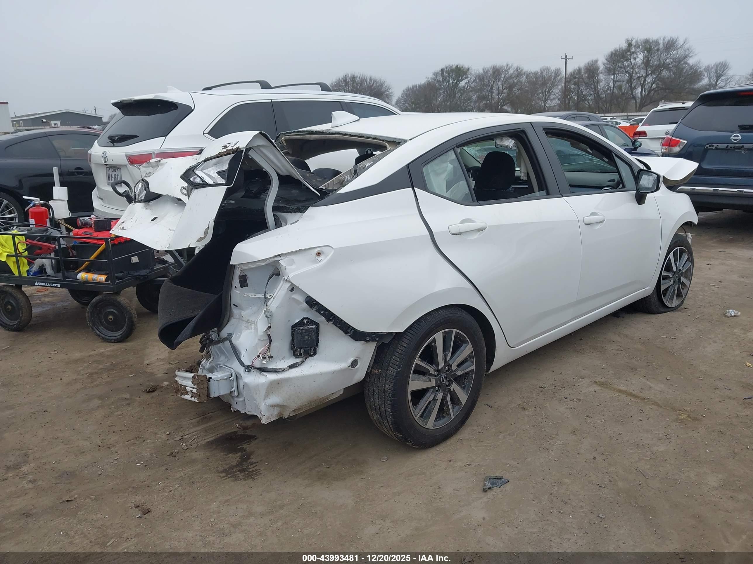 NISSAN VERSA image 4
