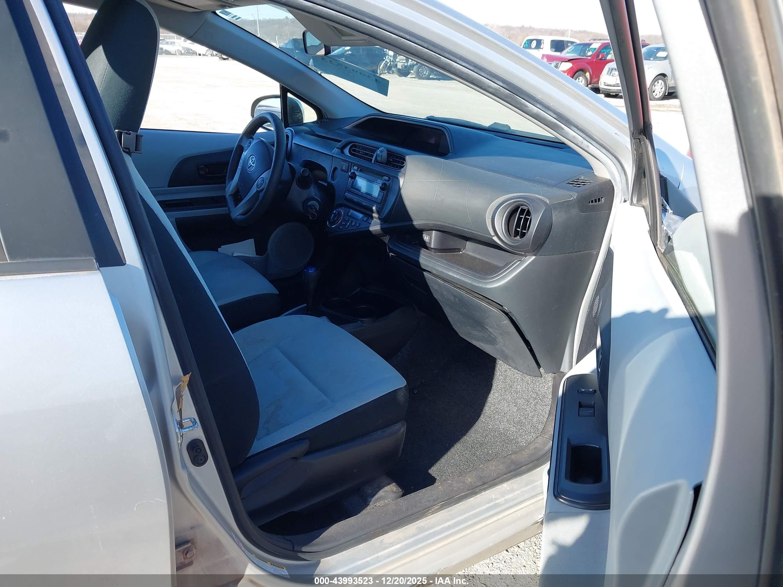 TOYOTA PRIUS image 5