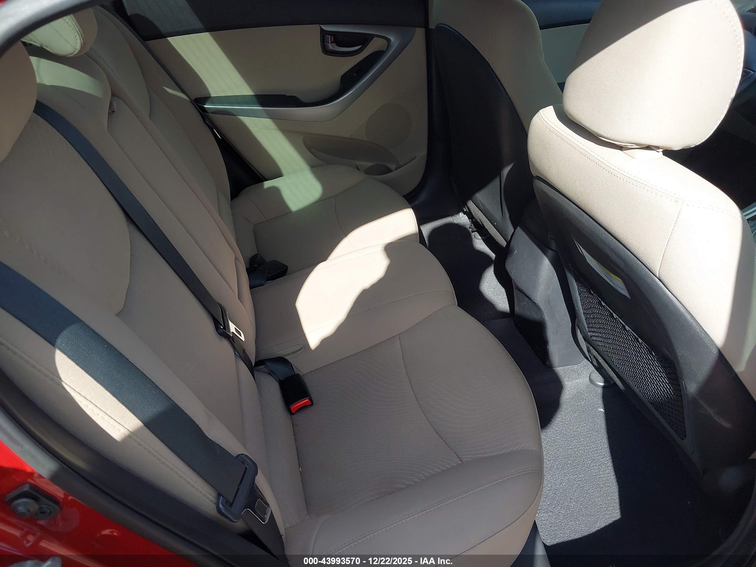 HYUNDAI ELANTRA image 8
