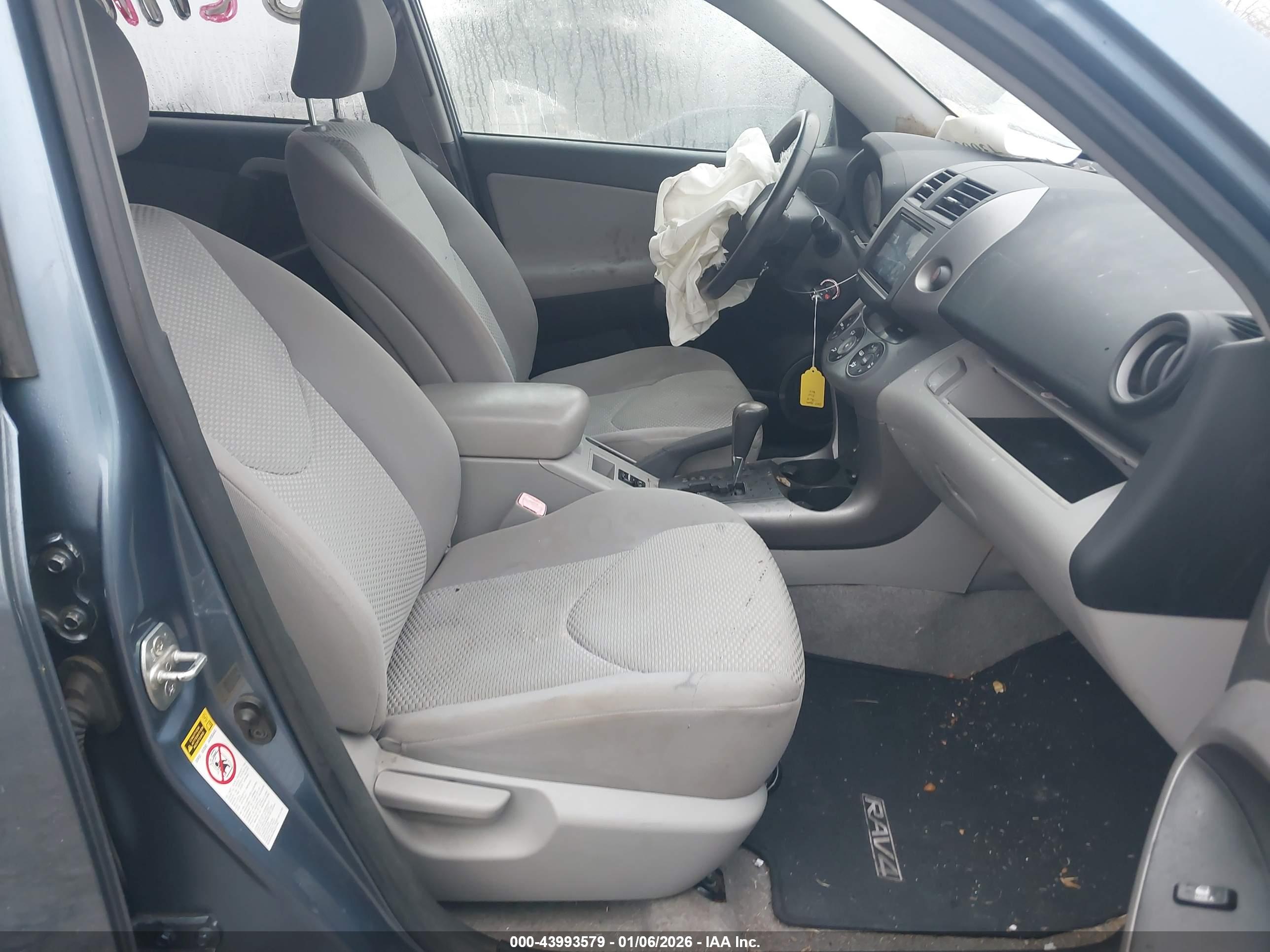 TOYOTA RAV4 image 5