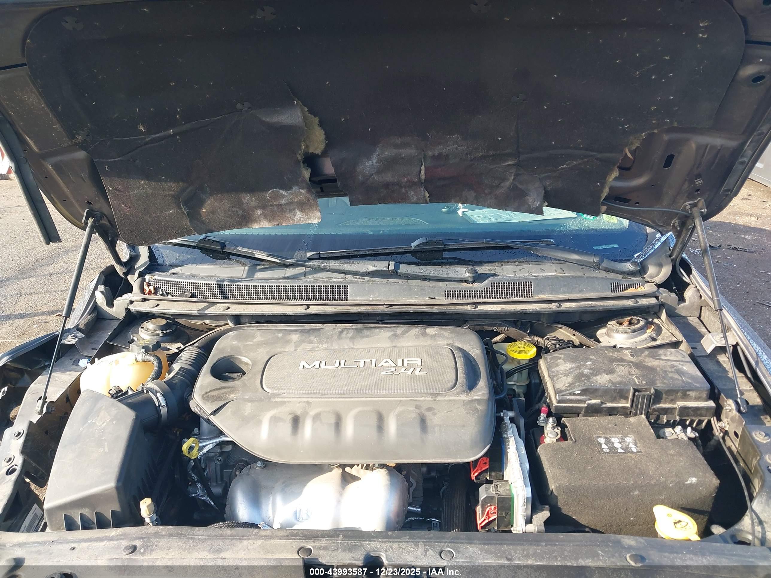 CHRYSLER 200 image 10