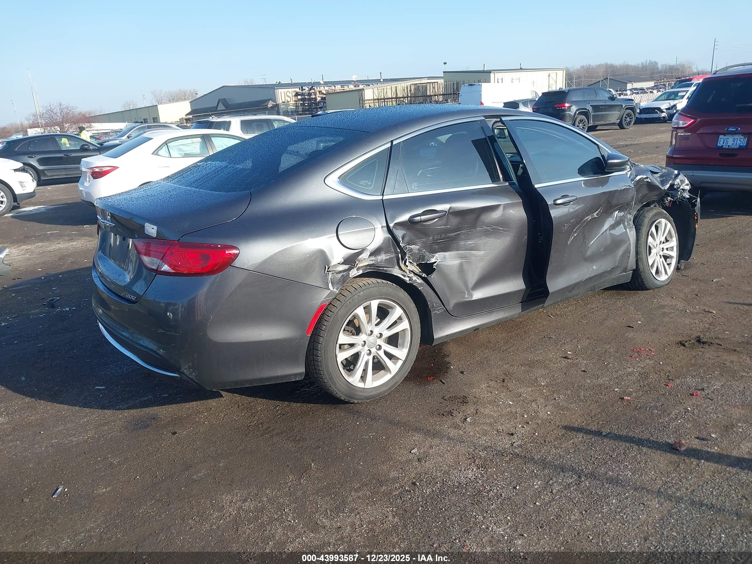 CHRYSLER 200 image 4