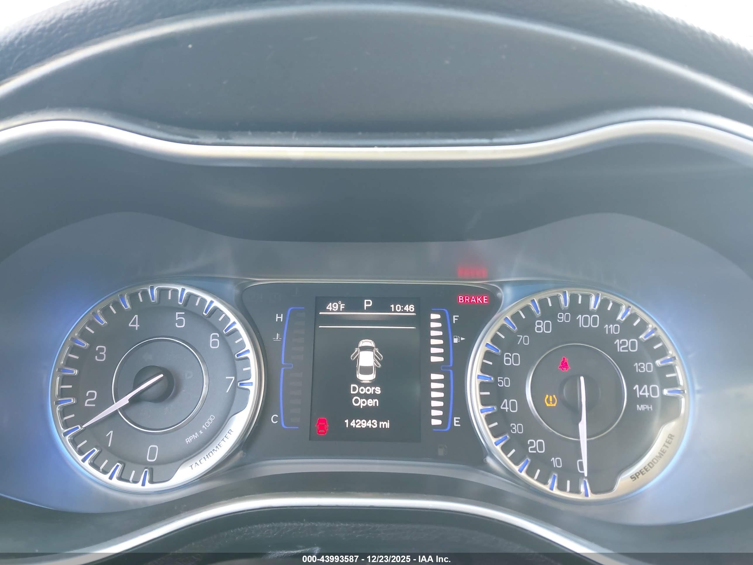 CHRYSLER 200 image 7