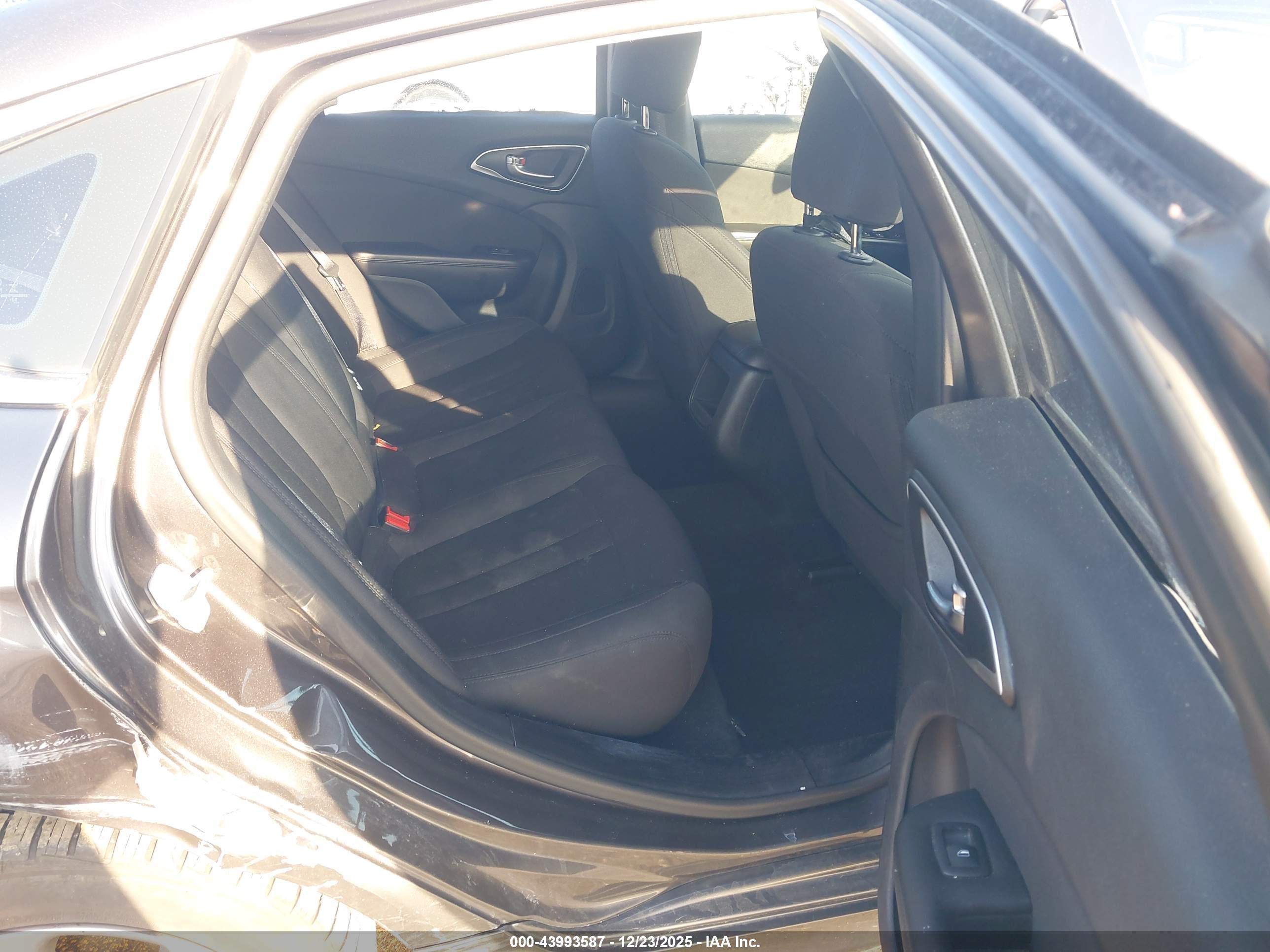 CHRYSLER 200 image 8