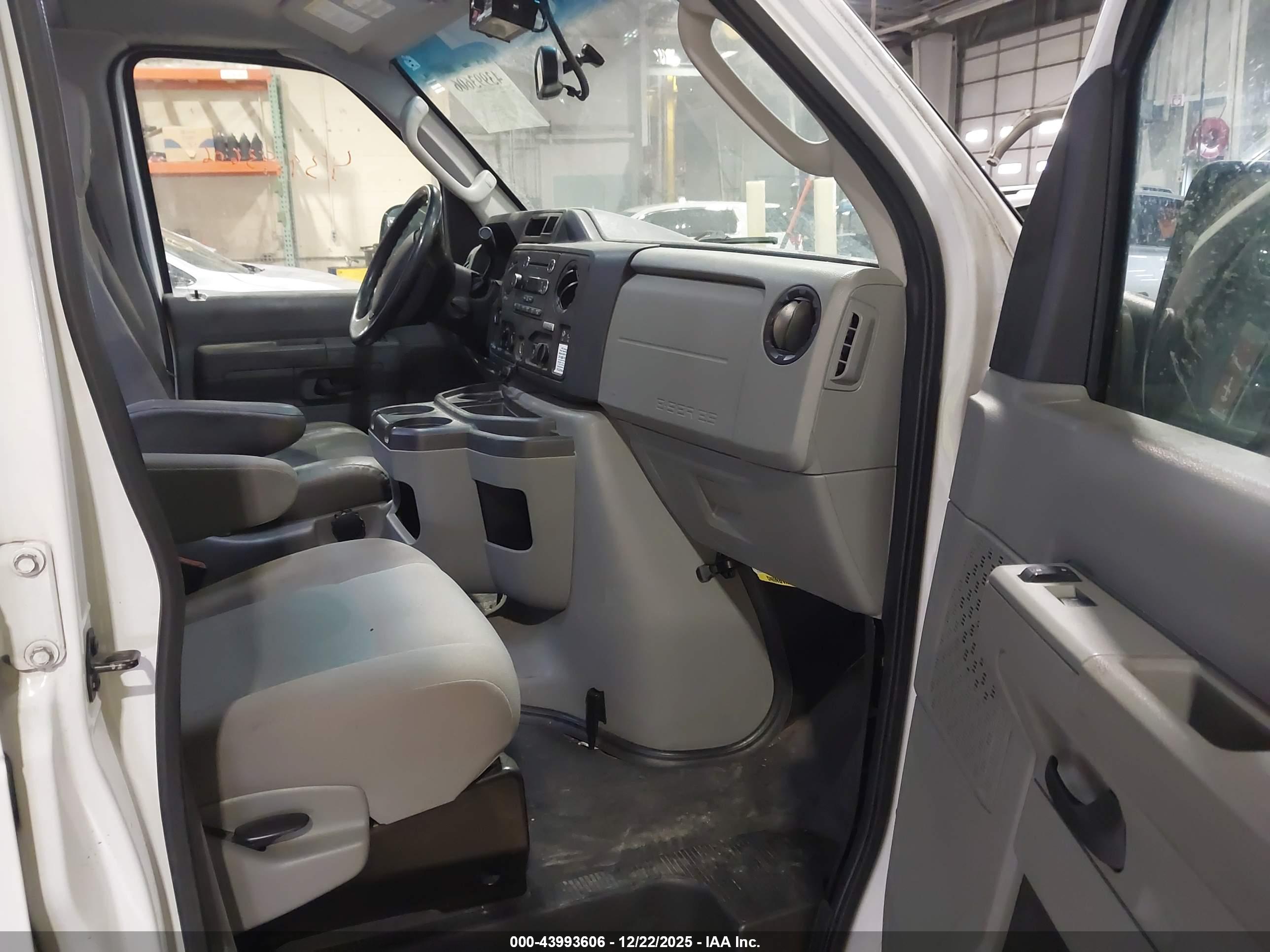 FORD E-250 image 5