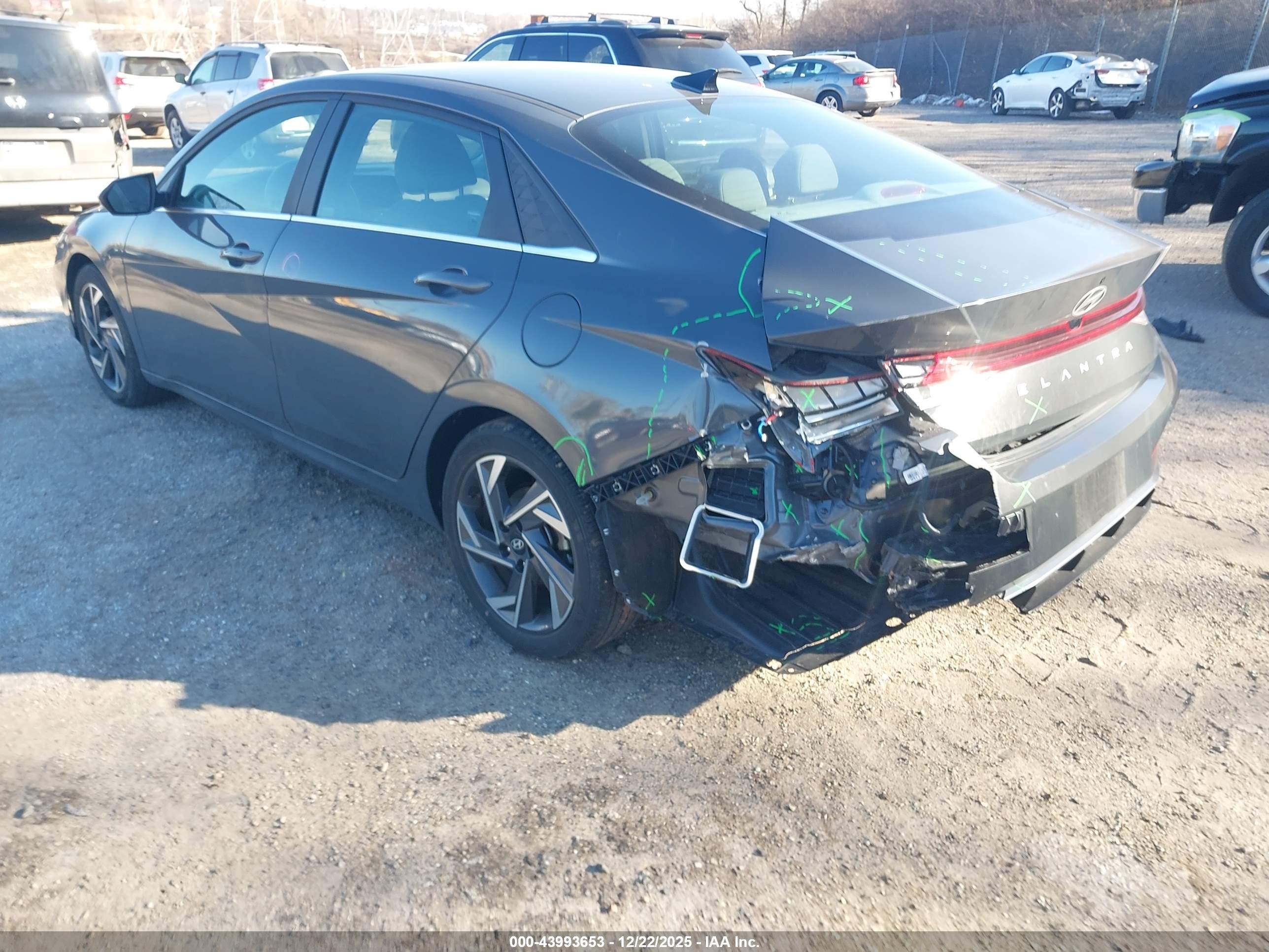 HYUNDAI ELANTRA image 3